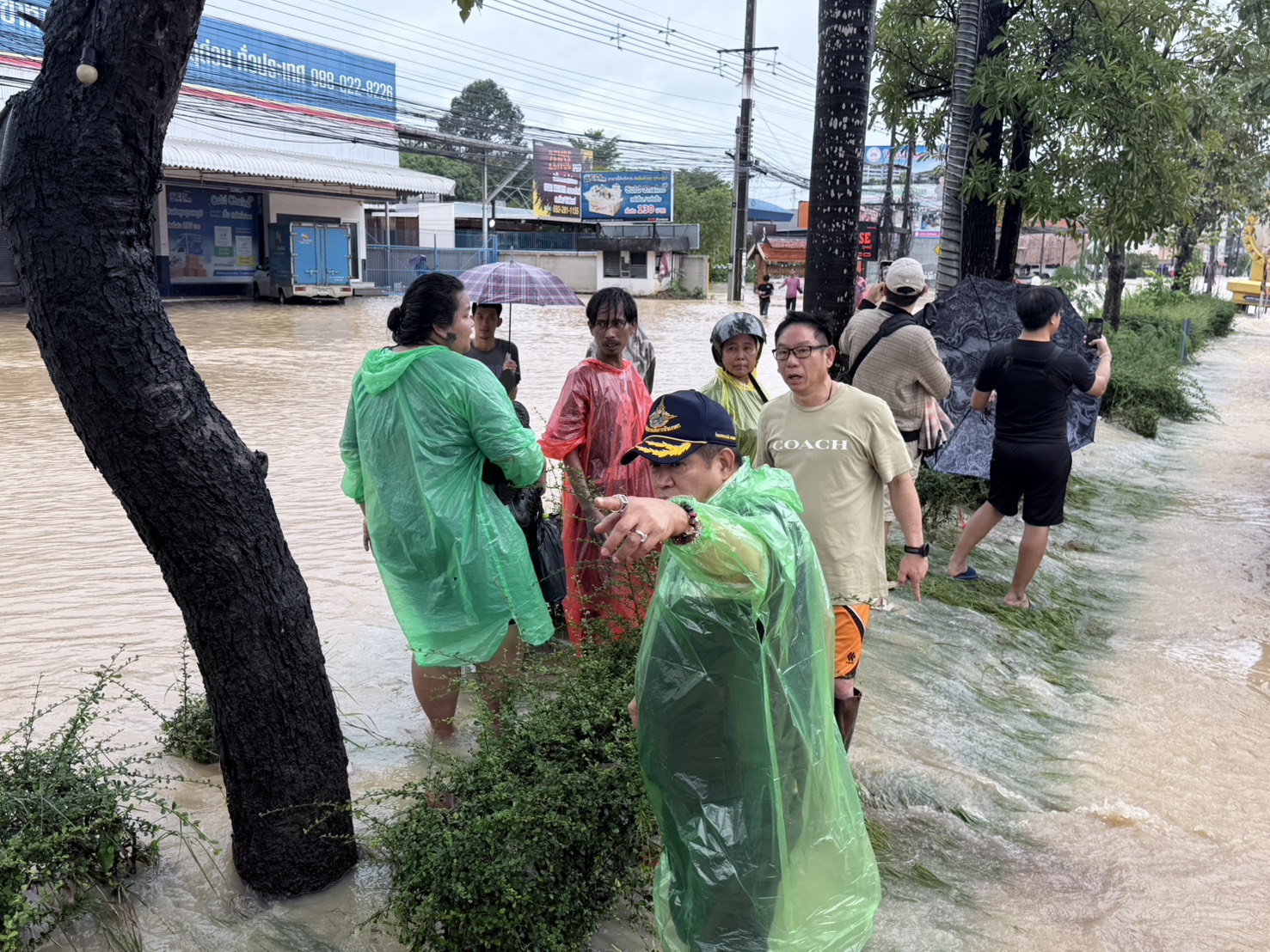 “รองนายกฯ ธรรมนัส”ลุย วิกฤตน้ำท่วมหาดใหญ่ สั่ง เร่งระบายน้ำลงทะเลสาบสงขลา พร้อมตั้งโรงครัวดูแล ปชช.กว่าหมื่นชีวิต - สัตว์เลี้ยงไม่ให้ขาดอาหาร ย้ำ นายกฯอนุทิน ไม่ทอดทิ้ง ปชช. 7 S 3227817
