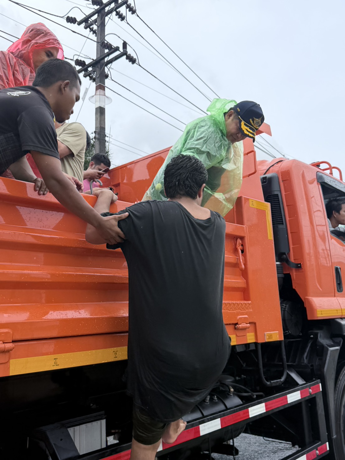 “รองนายกฯ ธรรมนัส”ลุย วิกฤตน้ำท่วมหาดใหญ่ สั่ง เร่งระบายน้ำลงทะเลสาบสงขลา พร้อมตั้งโรงครัวดูแล ปชช.กว่าหมื่นชีวิต - สัตว์เลี้ยงไม่ให้ขาดอาหาร ย้ำ นายกฯอนุทิน ไม่ทอดทิ้ง ปชช. 9 S 3227821