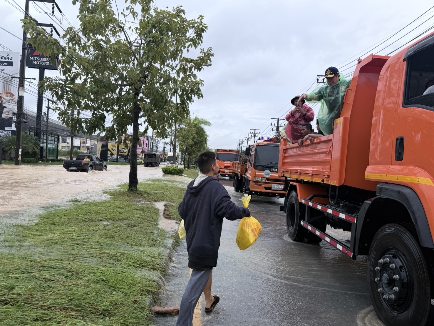 “รองนายกฯ ธรรมนัส”ลุย วิกฤตน้ำท่วมหาดใหญ่ สั่ง เร่งระบายน้ำลงทะเลสาบสงขลา พร้อมตั้งโรงครัวดูแล ปชช.กว่าหมื่นชีวิต - สัตว์เลี้ยงไม่ให้ขาดอาหาร ย้ำ นายกฯอนุทิน ไม่ทอดทิ้ง ปชช. 10 S 3227822