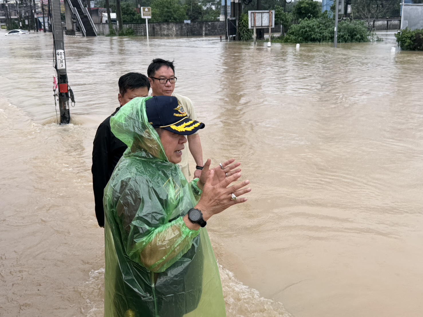 “รองนายกฯ ธรรมนัส”ลุย วิกฤตน้ำท่วมหาดใหญ่ สั่ง เร่งระบายน้ำลงทะเลสาบสงขลา พร้อมตั้งโรงครัวดูแล ปชช.กว่าหมื่นชีวิต - สัตว์เลี้ยงไม่ให้ขาดอาหาร ย้ำ นายกฯอนุทิน ไม่ทอดทิ้ง ปชช. 5 S 3228008