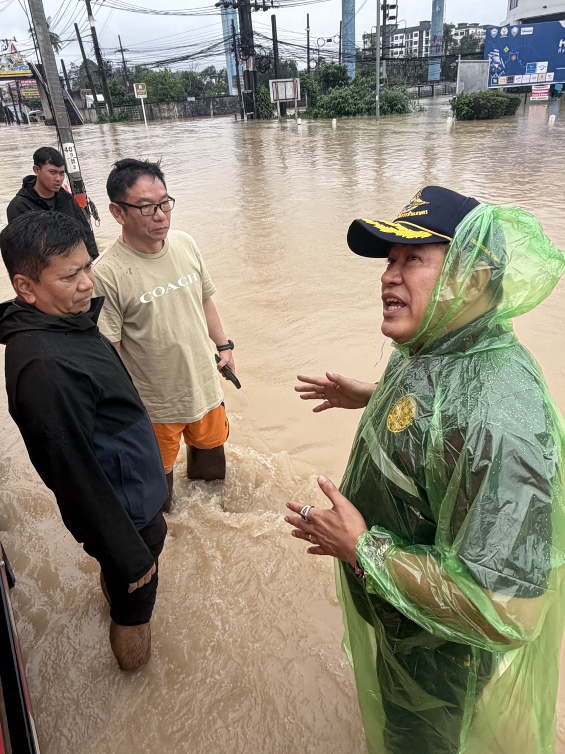 “รองนายกฯ ธรรมนัส”ลุย วิกฤตน้ำท่วมหาดใหญ่ สั่ง เร่งระบายน้ำลงทะเลสาบสงขลา พร้อมตั้งโรงครัวดูแล ปชช.กว่าหมื่นชีวิต - สัตว์เลี้ยงไม่ให้ขาดอาหาร ย้ำ นายกฯอนุทิน ไม่ทอดทิ้ง ปชช. 6 S 3228015