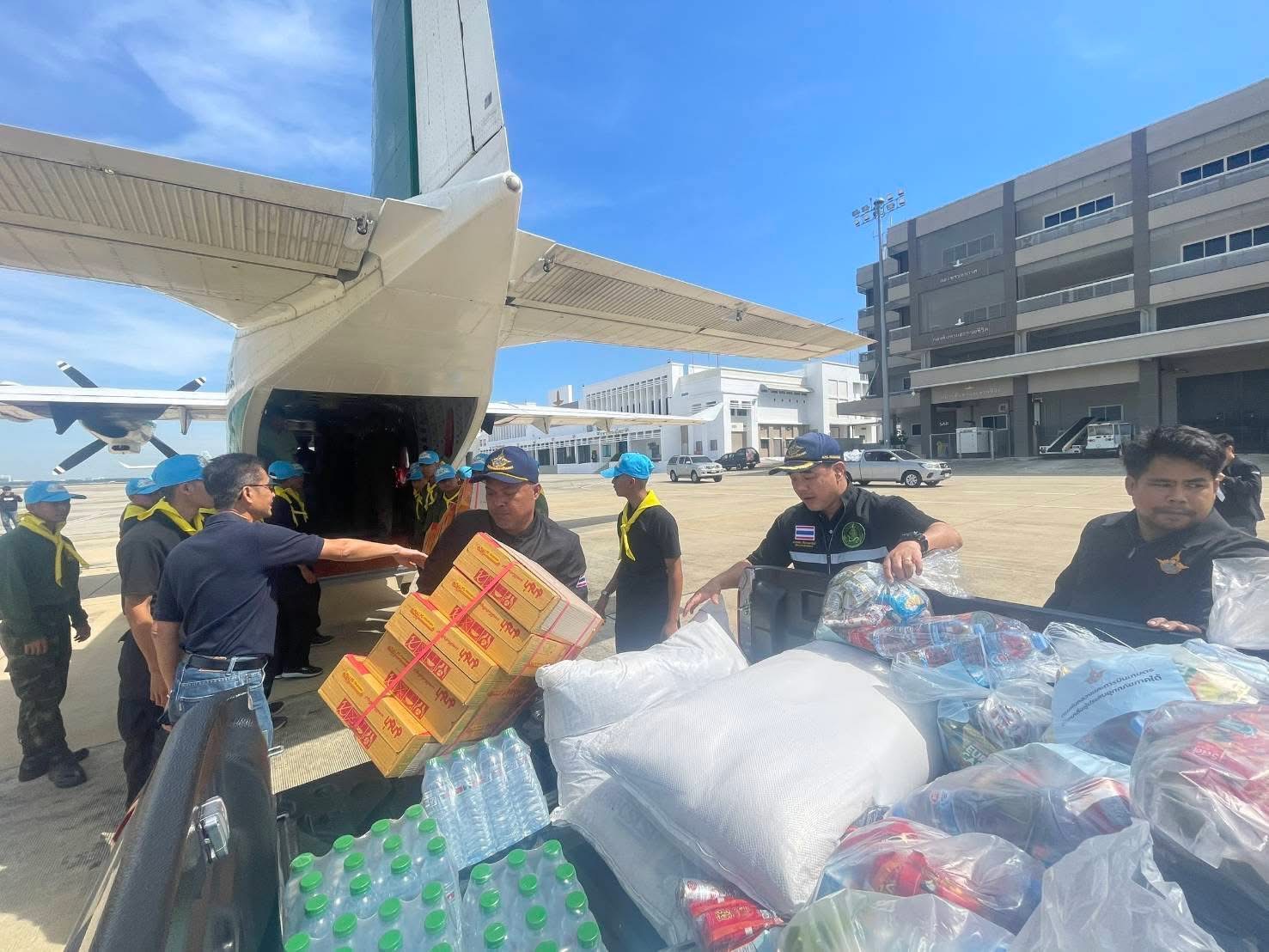 รมว.ธรรมนัส สั่ง อ.ต.ก.ลำเลียงข้าว–น้ำดื่ม โดยใช้เครื่องบินกรมฝนหลวงบิน ช่วยชาวหาดใหญ่ประสบอุทกภัย ย้ำ รัฐบาลเร่งบรรเทาความเดือดร้อนประชาชนทุกช่องทาง 4 S 3276890