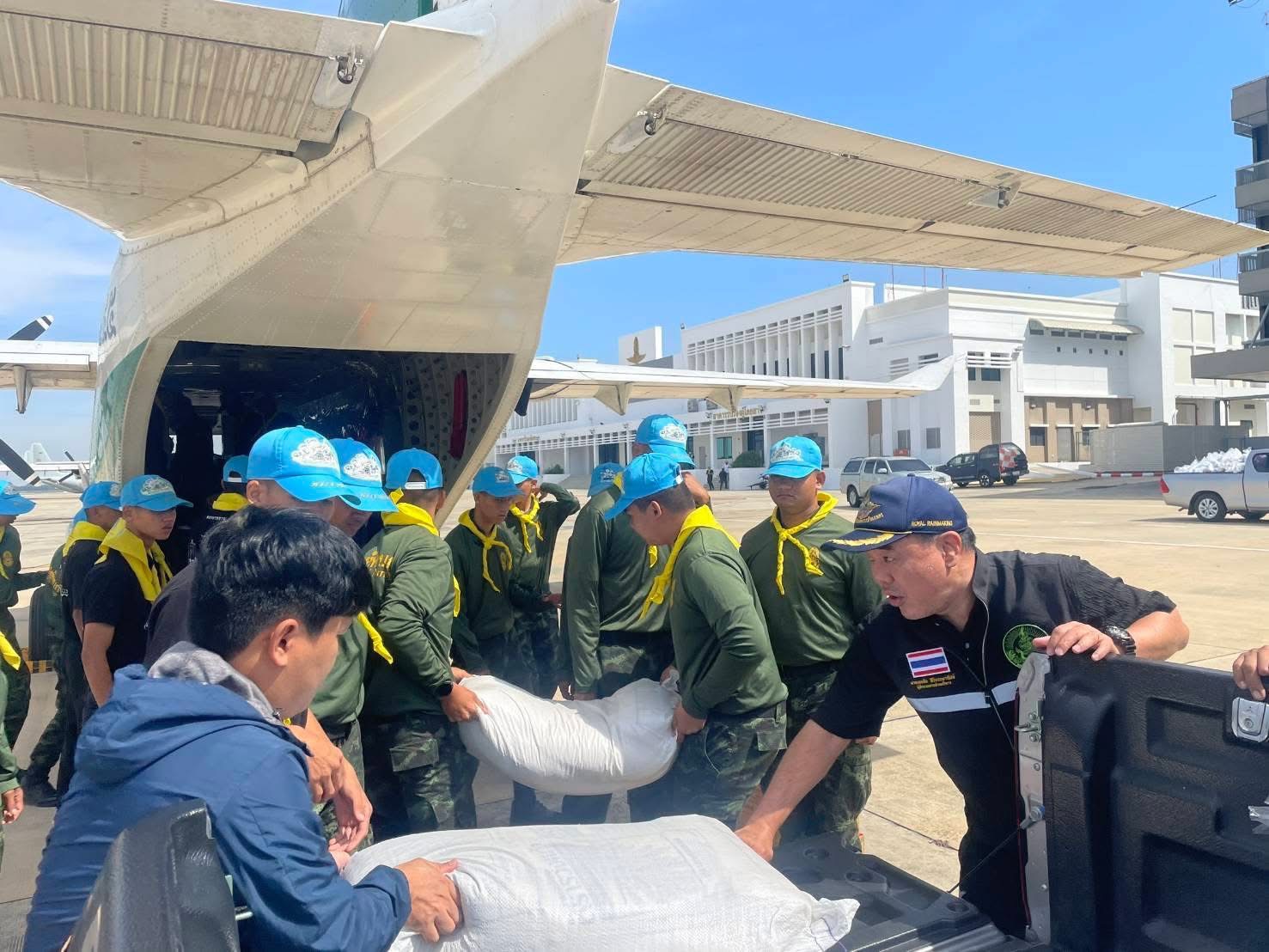 รมว.ธรรมนัส สั่ง อ.ต.ก.ลำเลียงข้าว–น้ำดื่ม โดยใช้เครื่องบินกรมฝนหลวงบิน ช่วยชาวหาดใหญ่ประสบอุทกภัย ย้ำ รัฐบาลเร่งบรรเทาความเดือดร้อนประชาชนทุกช่องทาง 5 S 3276891