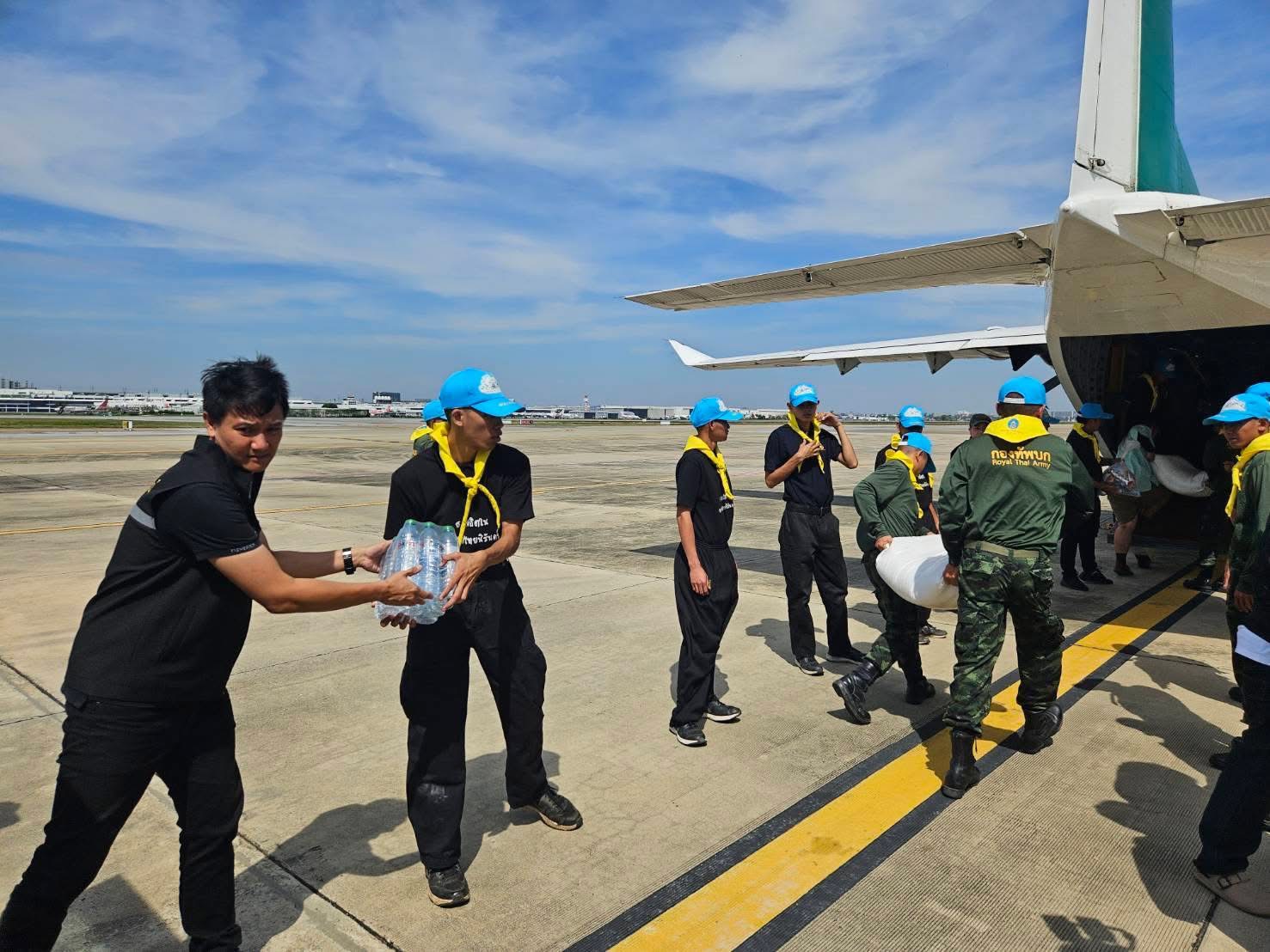 รมว.ธรรมนัส สั่ง อ.ต.ก.ลำเลียงข้าว–น้ำดื่ม โดยใช้เครื่องบินกรมฝนหลวงบิน ช่วยชาวหาดใหญ่ประสบอุทกภัย ย้ำ รัฐบาลเร่งบรรเทาความเดือดร้อนประชาชนทุกช่องทาง 6 S 3276893
