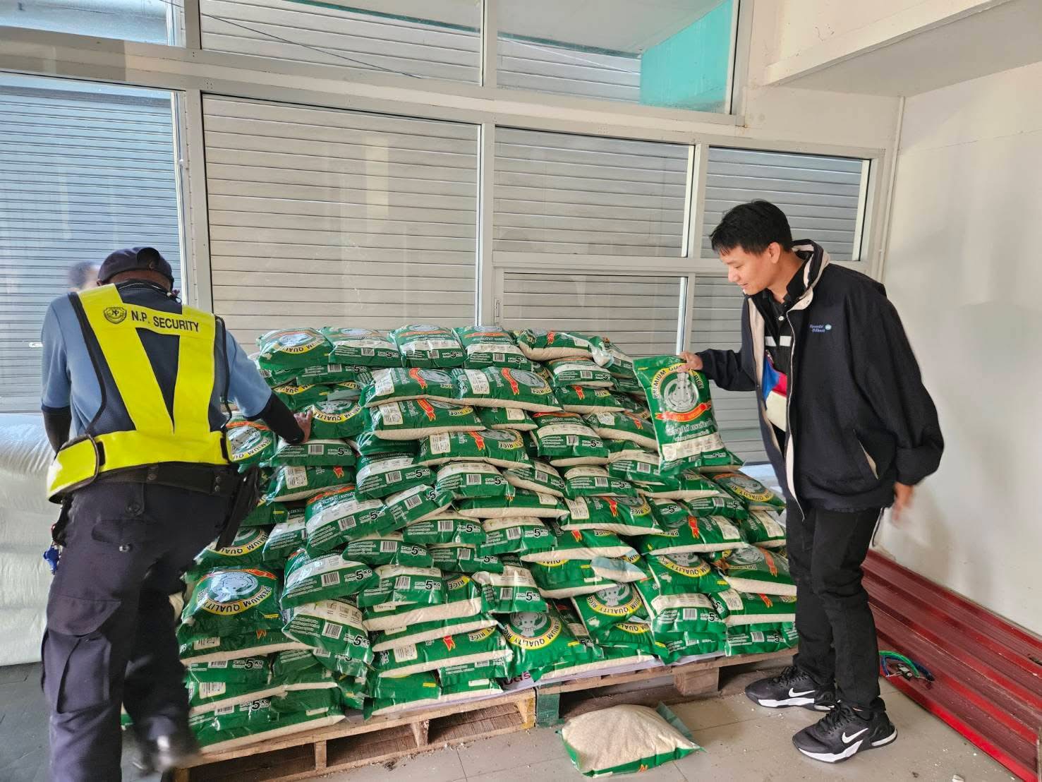 รมว.ธรรมนัส สั่ง อ.ต.ก.ลำเลียงข้าว–น้ำดื่ม โดยใช้เครื่องบินกรมฝนหลวงบิน ช่วยชาวหาดใหญ่ประสบอุทกภัย ย้ำ รัฐบาลเร่งบรรเทาความเดือดร้อนประชาชนทุกช่องทาง 7 S 3276894