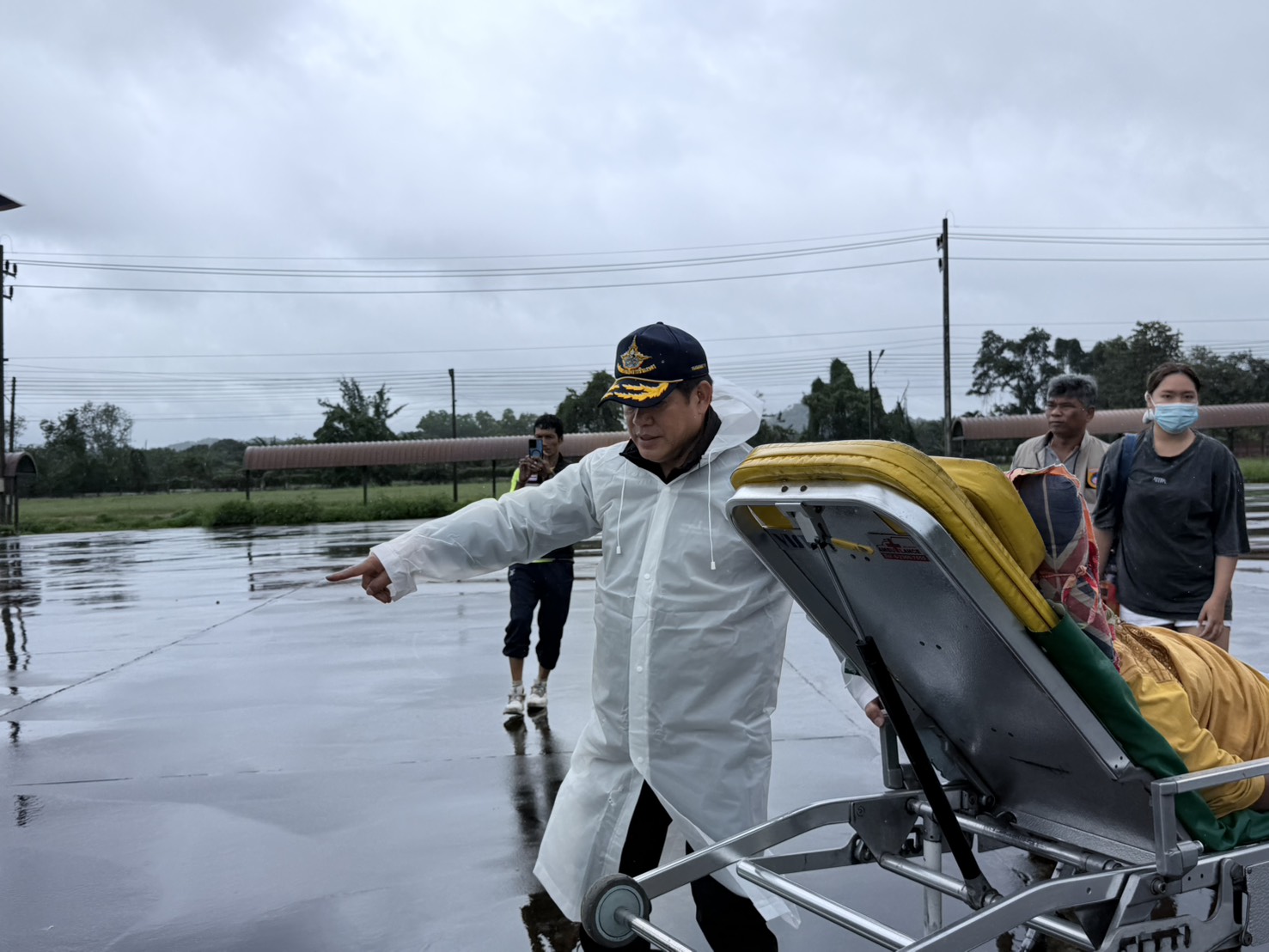 เร่งด่วน “รมว.ธรรมนัส”สั่ง ฮ.บินฝ่าน้ำท่วม รับผู้ป่วยฟอกไต 2 รายส่ง รพ.ปลอดภัย พร้อมตั้งศูนย์บัญชาการใหญ่กลางหาดใหญ่ ระดมทุกเหล่าทัพ เสริมเจ็ตสกีแรงม้าสูงเข้าช่วยชาวบ้านติดค้าง 2 S 3375147