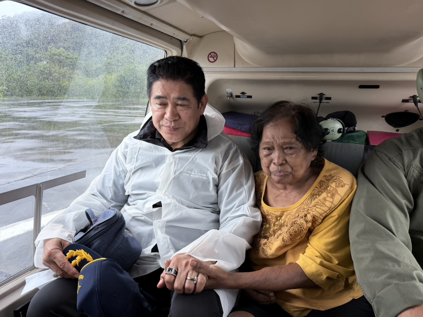 เร่งด่วน “รมว.ธรรมนัส”สั่ง ฮ.บินฝ่าน้ำท่วม รับผู้ป่วยฟอกไต 2 รายส่ง รพ.ปลอดภัย พร้อมตั้งศูนย์บัญชาการใหญ่กลางหาดใหญ่ ระดมทุกเหล่าทัพ เสริมเจ็ตสกีแรงม้าสูงเข้าช่วยชาวบ้านติดค้าง 3 S 3375149