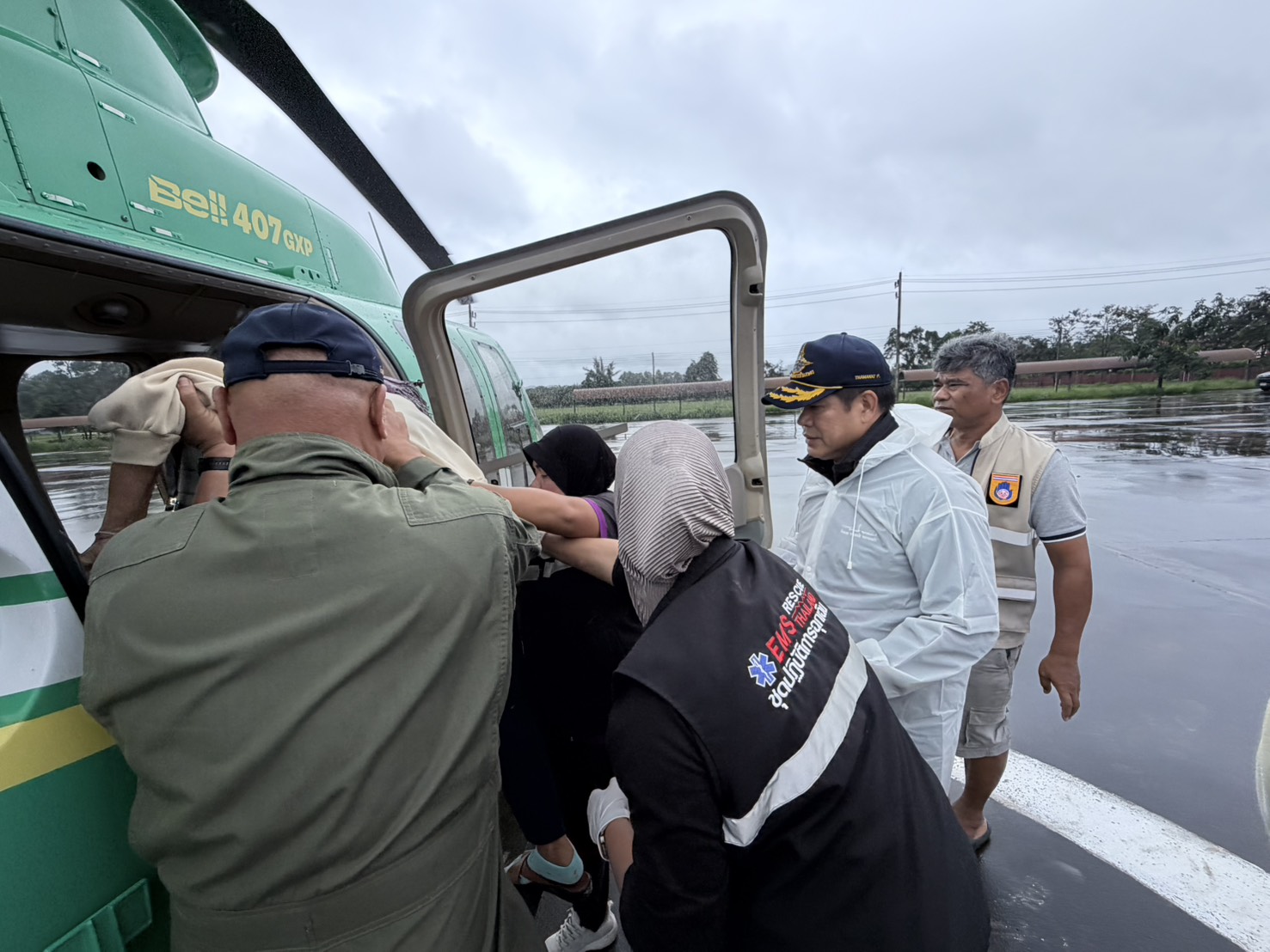 เร่งด่วน “รมว.ธรรมนัส”สั่ง ฮ.บินฝ่าน้ำท่วม รับผู้ป่วยฟอกไต 2 รายส่ง รพ.ปลอดภัย พร้อมตั้งศูนย์บัญชาการใหญ่กลางหาดใหญ่ ระดมทุกเหล่าทัพ เสริมเจ็ตสกีแรงม้าสูงเข้าช่วยชาวบ้านติดค้าง 4 S 3375150