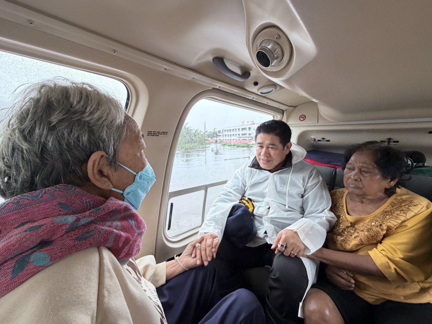 เร่งด่วน “รมว.ธรรมนัส”สั่ง ฮ.บินฝ่าน้ำท่วม รับผู้ป่วยฟอกไต 2 รายส่ง รพ.ปลอดภัย พร้อมตั้งศูนย์บัญชาการใหญ่กลางหาดใหญ่ ระดมทุกเหล่าทัพ เสริมเจ็ตสกีแรงม้าสูงเข้าช่วยชาวบ้านติดค้าง 5 S 3375151