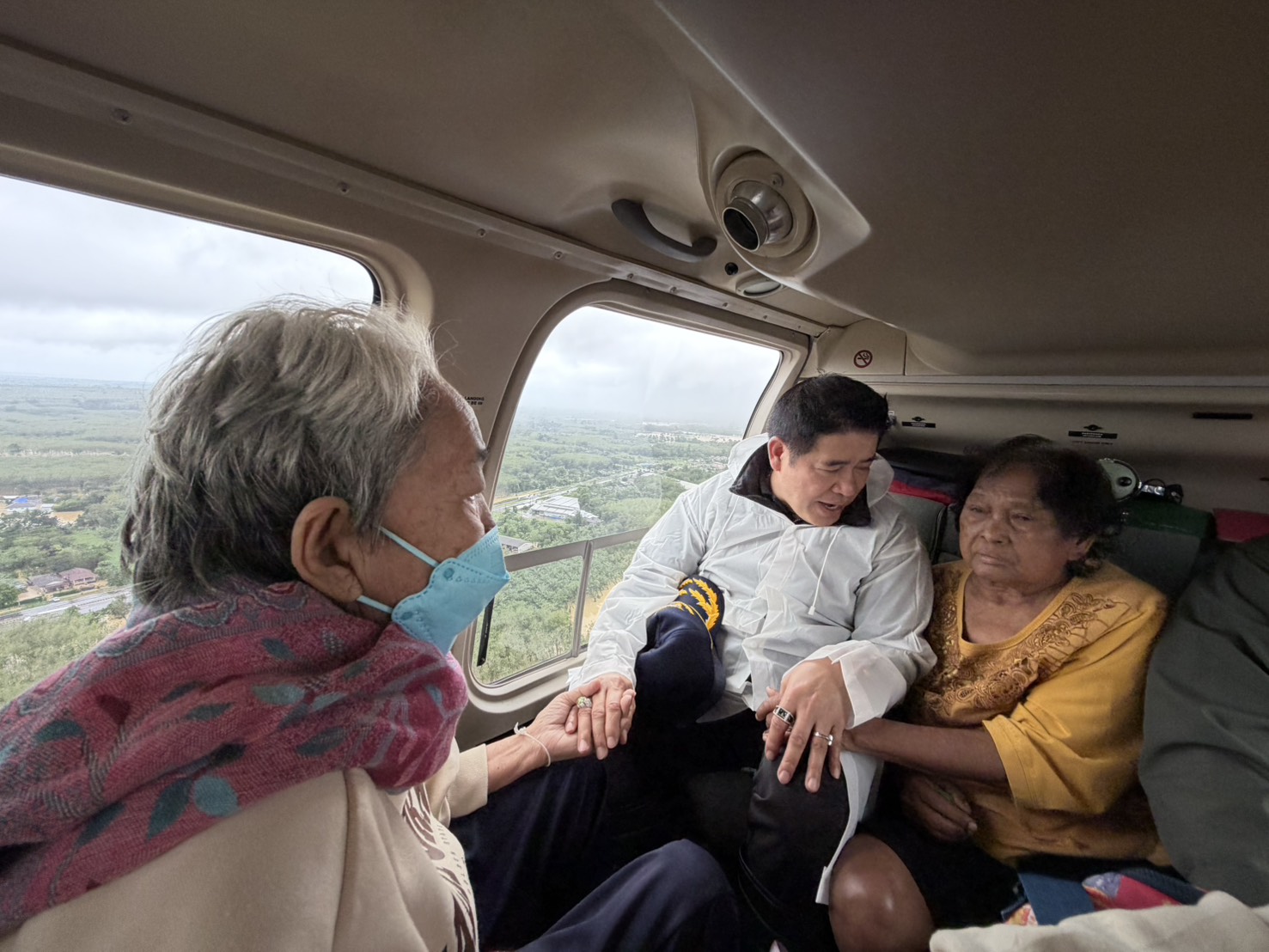 เร่งด่วน “รมว.ธรรมนัส”สั่ง ฮ.บินฝ่าน้ำท่วม รับผู้ป่วยฟอกไต 2 รายส่ง รพ.ปลอดภัย พร้อมตั้งศูนย์บัญชาการใหญ่กลางหาดใหญ่ ระดมทุกเหล่าทัพ เสริมเจ็ตสกีแรงม้าสูงเข้าช่วยชาวบ้านติดค้าง 7 S 3375153
