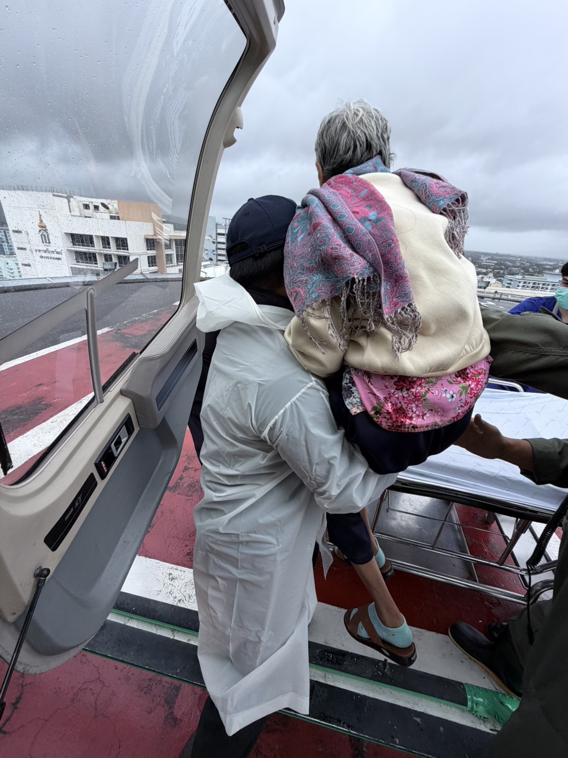 เร่งด่วน “รมว.ธรรมนัส”สั่ง ฮ.บินฝ่าน้ำท่วม รับผู้ป่วยฟอกไต 2 รายส่ง รพ.ปลอดภัย พร้อมตั้งศูนย์บัญชาการใหญ่กลางหาดใหญ่ ระดมทุกเหล่าทัพ เสริมเจ็ตสกีแรงม้าสูงเข้าช่วยชาวบ้านติดค้าง 8 S 3375156