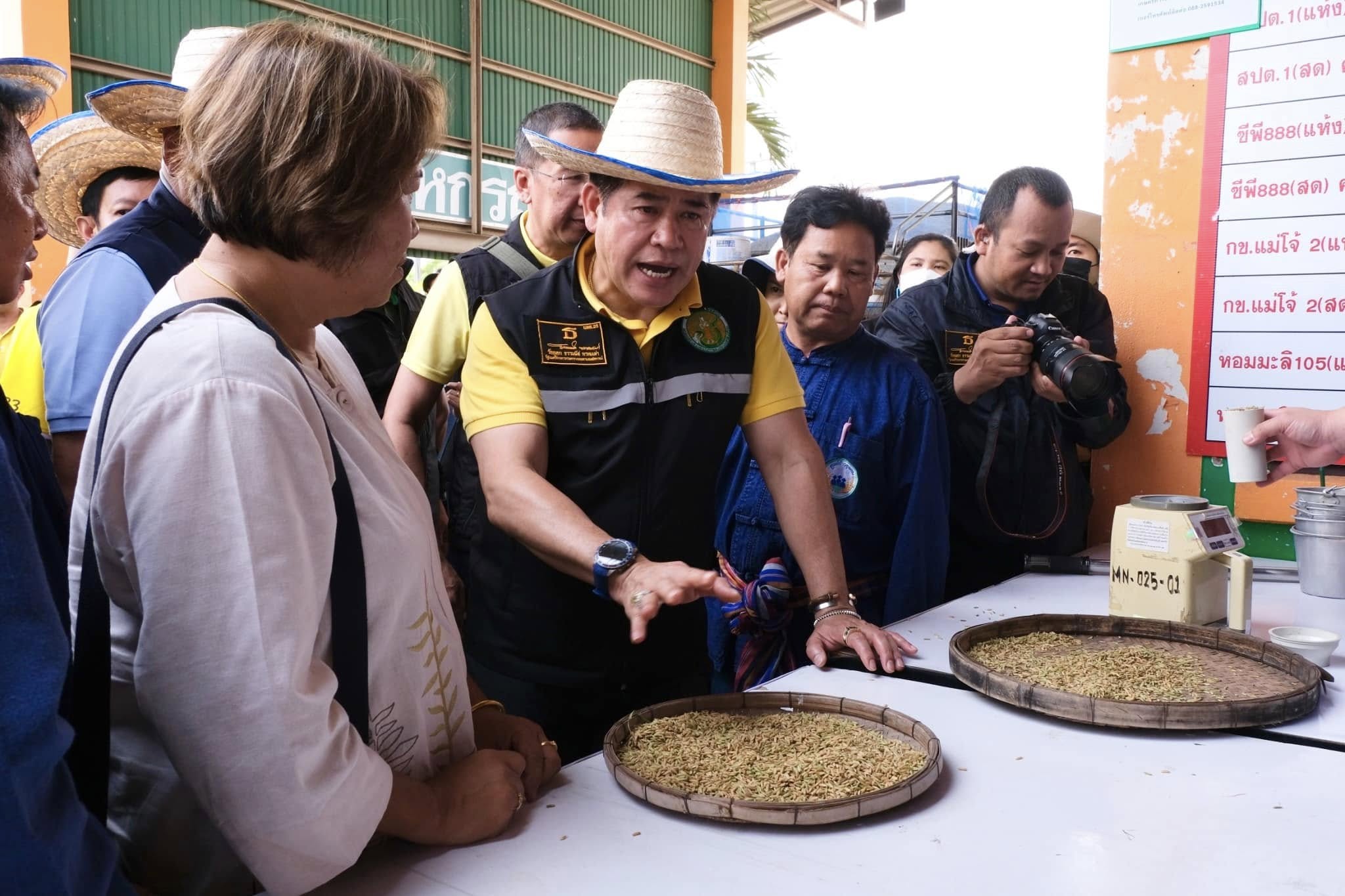 รมช.นเรศ เผยพร้อมเปิดจุดรวบรวมข้าวทั่วประเทศ หนุนสหกรณ์พยุงราคาชะลอการขาย เร่งดันข้าวคุณภาพ คาร์บอนต่ำ ยกระดับรายได้ชาวนา 3 S 3407916