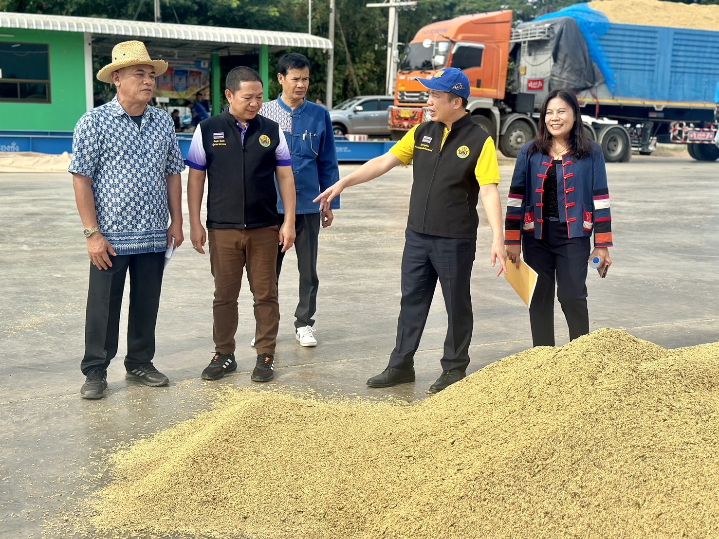 รมช.นเรศ เผยพร้อมเปิดจุดรวบรวมข้าวทั่วประเทศ หนุนสหกรณ์พยุงราคาชะลอการขาย เร่งดันข้าวคุณภาพ คาร์บอนต่ำ ยกระดับรายได้ชาวนา 4 S 3407921