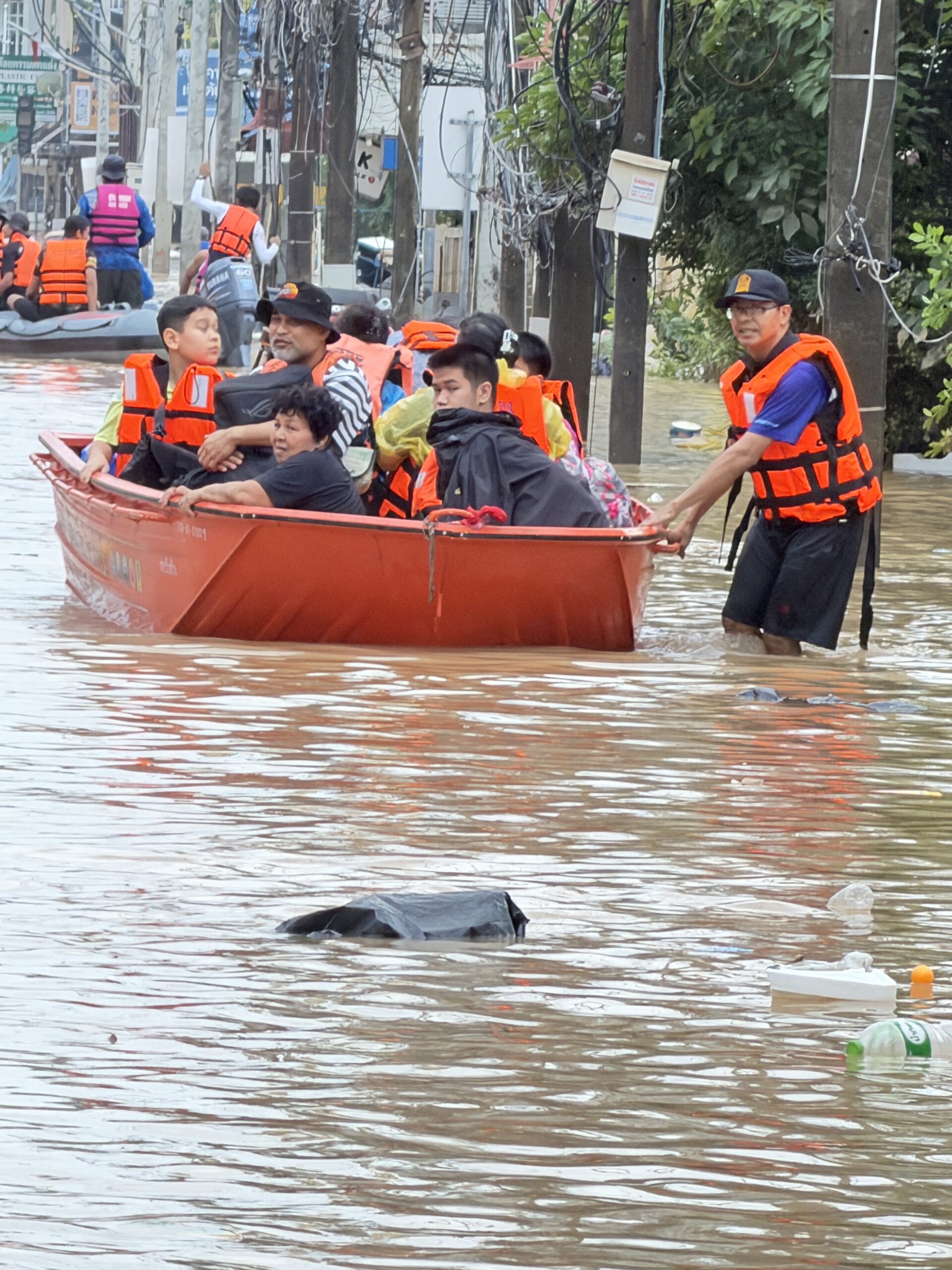 รมว.นฤมล สั่ง“อาชีวะ–สพฐ.” ดูแลศูนย์พักพิง รร.หาดใหญ่รัฐประชาสรรค์ รองรับผู้ประสบภัยทะลุ 4,000 คน พร้อมเร่งส่งอาหาร–ที่นอน–ทีมครูดูแลเด็กตลอด 24 ชม. 2 S 34890249 scaled