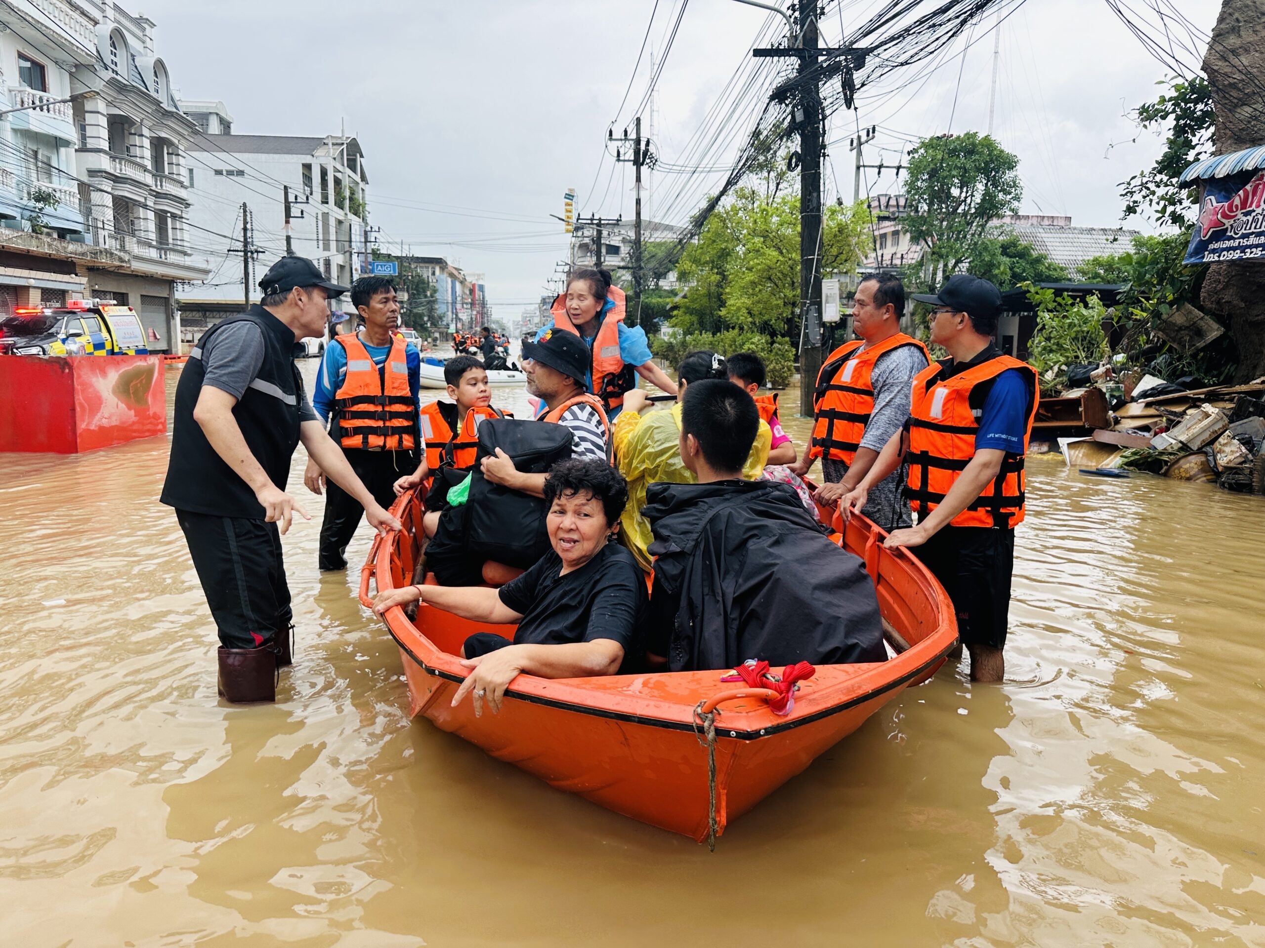 รมว.นฤมล สั่ง“อาชีวะ–สพฐ.” ดูแลศูนย์พักพิง รร.หาดใหญ่รัฐประชาสรรค์ รองรับผู้ประสบภัยทะลุ 4,000 คน พร้อมเร่งส่งอาหาร–ที่นอน–ทีมครูดูแลเด็กตลอด 24 ชม. 3 S 34890261 scaled