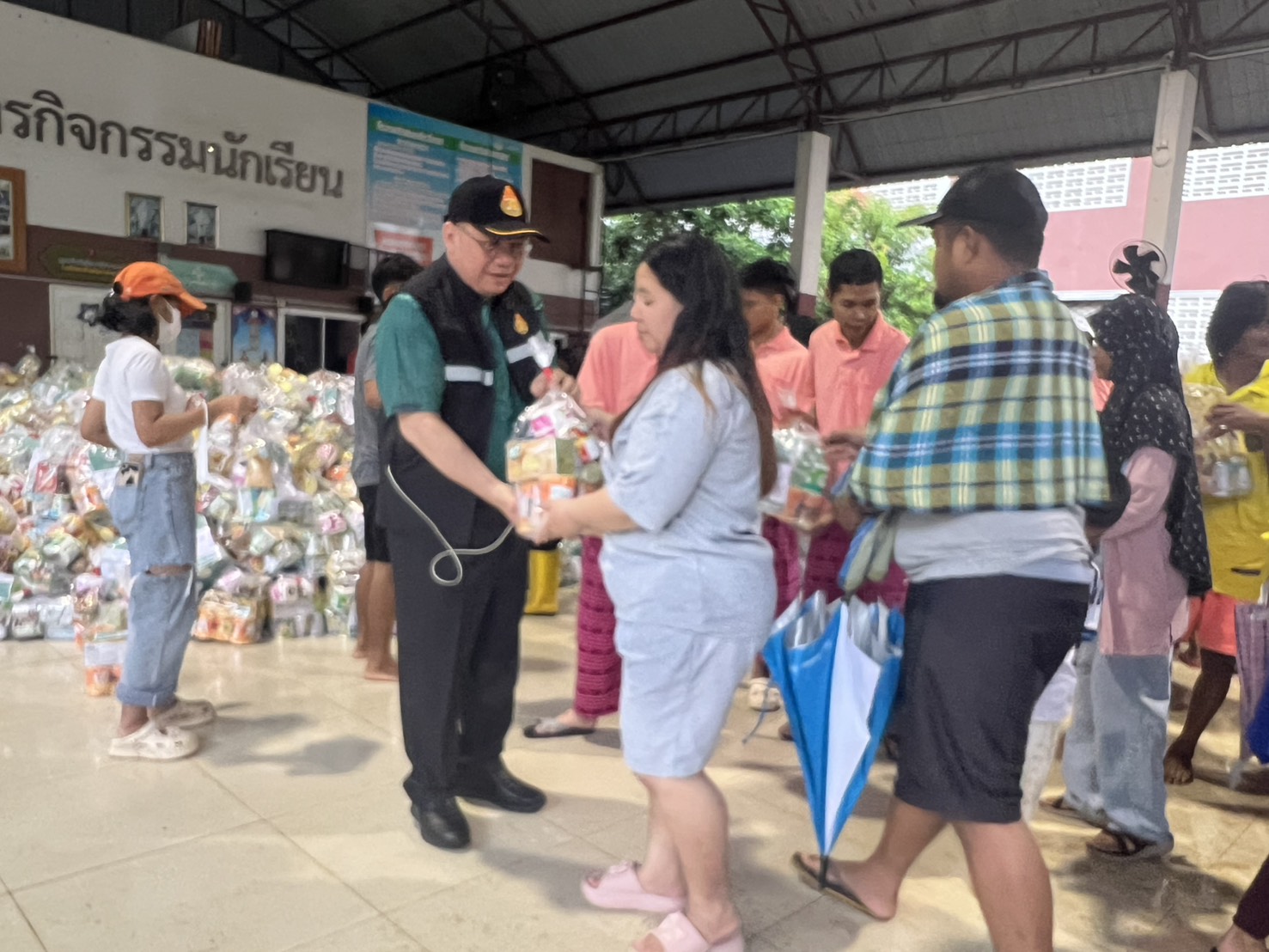 รมว.นฤมล สั่ง“อาชีวะ–สพฐ.” ดูแลศูนย์พักพิง รร.หาดใหญ่รัฐประชาสรรค์ รองรับผู้ประสบภัยทะลุ 4,000 คน พร้อมเร่งส่งอาหาร–ที่นอน–ทีมครูดูแลเด็กตลอด 24 ชม. 4 S 34890286