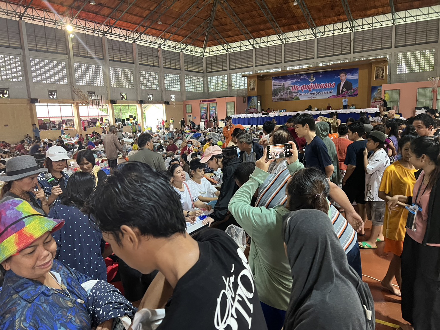 รมว.นฤมล สั่ง“อาชีวะ–สพฐ.” ดูแลศูนย์พักพิง รร.หาดใหญ่รัฐประชาสรรค์ รองรับผู้ประสบภัยทะลุ 4,000 คน พร้อมเร่งส่งอาหาร–ที่นอน–ทีมครูดูแลเด็กตลอด 24 ชม. 5 S 34890291