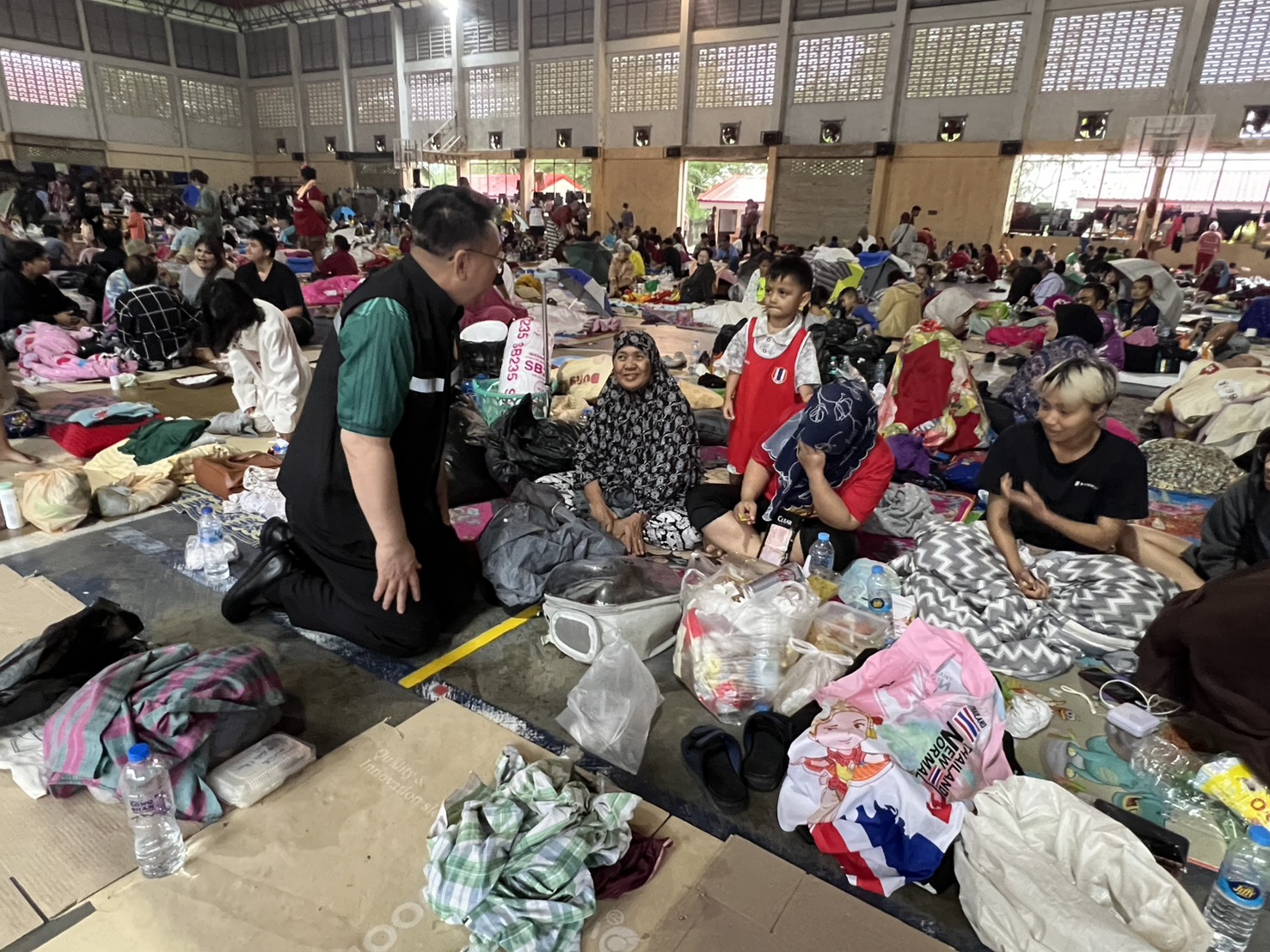 รมว.นฤมล สั่ง“อาชีวะ–สพฐ.” ดูแลศูนย์พักพิง รร.หาดใหญ่รัฐประชาสรรค์ รองรับผู้ประสบภัยทะลุ 4,000 คน พร้อมเร่งส่งอาหาร–ที่นอน–ทีมครูดูแลเด็กตลอด 24 ชม. 6 S 34890312