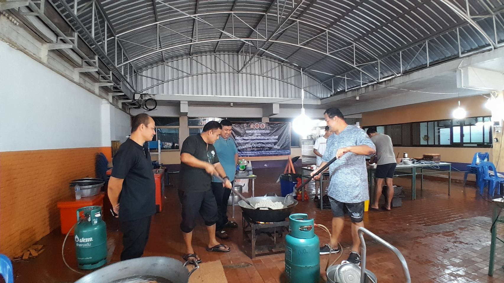 รมว.นฤมล สั่ง“อาชีวะ–สพฐ.” ดูแลศูนย์พักพิง รร.หาดใหญ่รัฐประชาสรรค์ รองรับผู้ประสบภัยทะลุ 4,000 คน พร้อมเร่งส่งอาหาร–ที่นอน–ทีมครูดูแลเด็กตลอด 24 ชม. 9 S 34890386