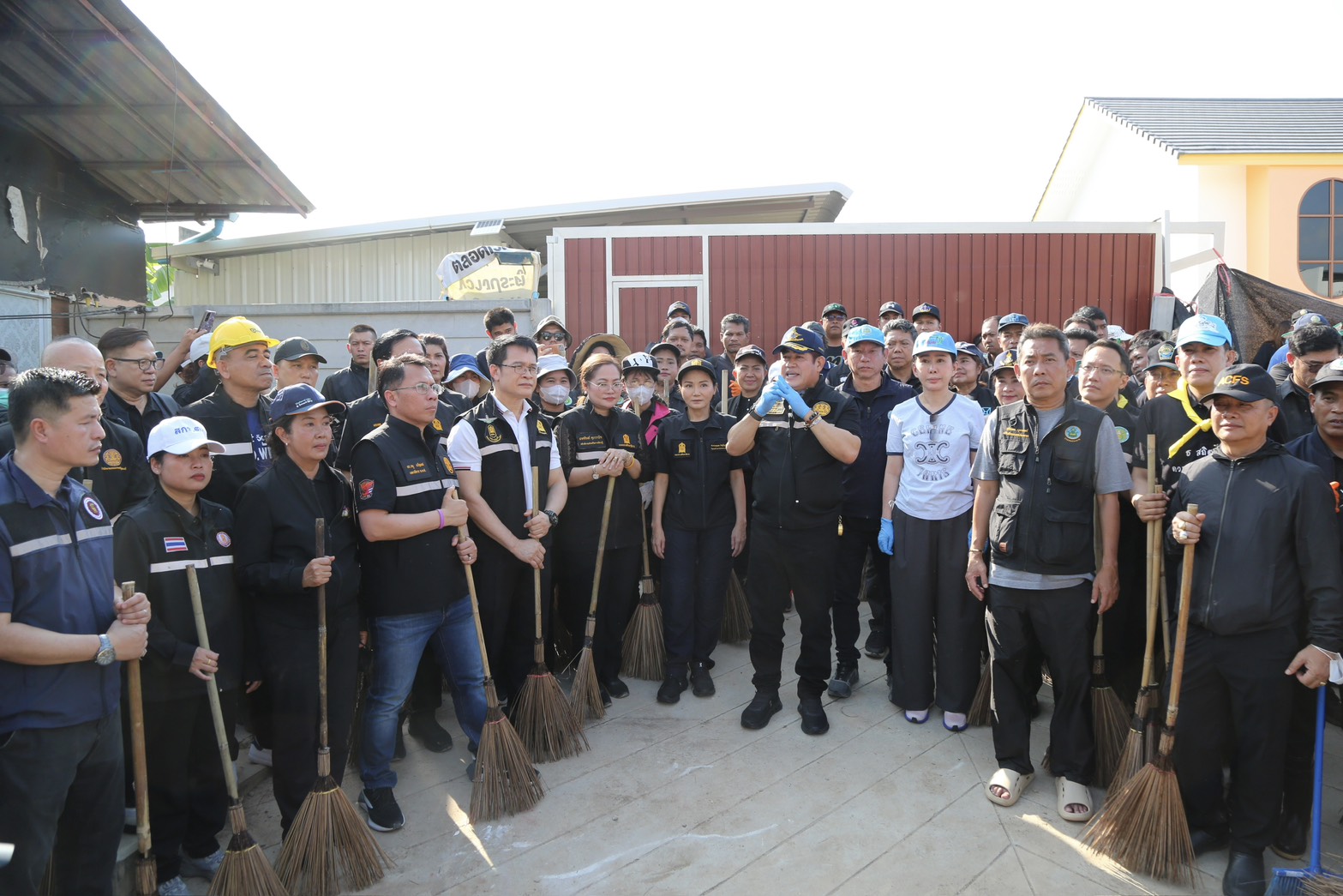 “รมว.นฤมล”ลุยฟื้นหาดใหญ่หลังน้ำลด สั่งเร่งกู้โรงเรียนเสียหายหนัก ตั้ง 50 ศูนย์ Fix It ช่วยซ่อมของประชาชนกว่า 1 หมื่นคัน ย้ำ จะเคียงข้าง ปชช.จนกว่าจะเข้าสู่ภาวะปกติ 3 S 35045687