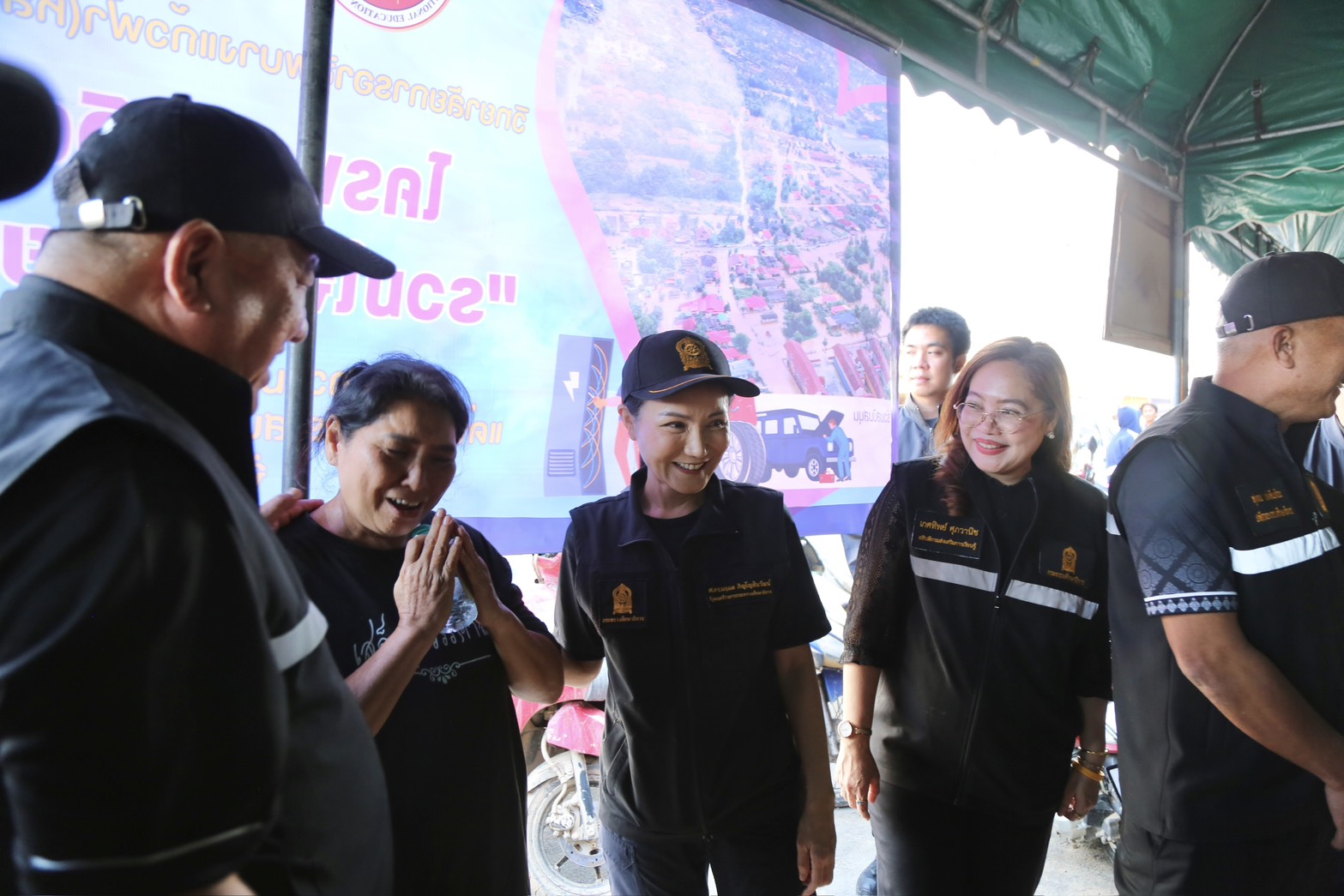 “รมว.นฤมล”ลุยฟื้นหาดใหญ่หลังน้ำลด สั่งเร่งกู้โรงเรียนเสียหายหนัก ตั้ง 50 ศูนย์ Fix It ช่วยซ่อมของประชาชนกว่า 1 หมื่นคัน ย้ำ จะเคียงข้าง ปชช.จนกว่าจะเข้าสู่ภาวะปกติ 5 S 35045709