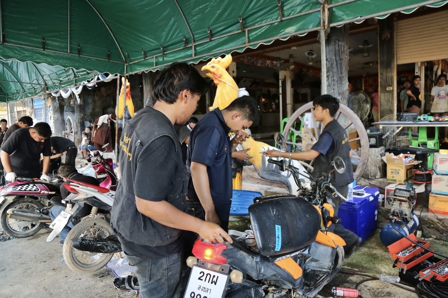 “รมว.นฤมล”ลุยฟื้นหาดใหญ่หลังน้ำลด สั่งเร่งกู้โรงเรียนเสียหายหนัก ตั้ง 50 ศูนย์ Fix It ช่วยซ่อมของประชาชนกว่า 1 หมื่นคัน ย้ำ จะเคียงข้าง ปชช.จนกว่าจะเข้าสู่ภาวะปกติ 6 S 35045730