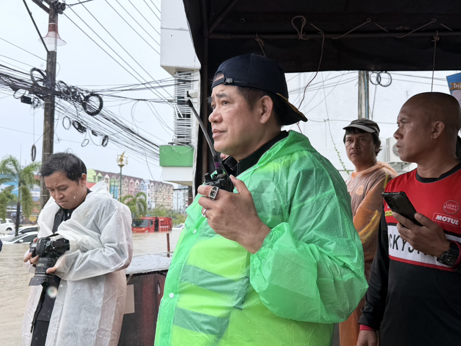 รมว.ธรรมนัส อพยพชาวหาดใหญ่กว่าพันคนออกจากจุดน้ำท่วมหนัก ส่งต่อถึงศูนย์พักพิงอย่างปลอดภัย ยัน พร้อมยืนหยัดเคียงข้าง ปชช.จนทุกอย่างคลี่คลาย 2 S 3522577