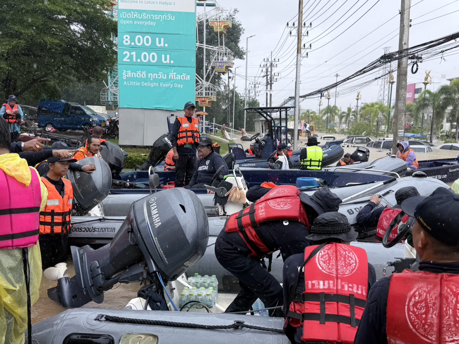 รมว.ธรรมนัส อพยพชาวหาดใหญ่กว่าพันคนออกจากจุดน้ำท่วมหนัก ส่งต่อถึงศูนย์พักพิงอย่างปลอดภัย ยัน พร้อมยืนหยัดเคียงข้าง ปชช.จนทุกอย่างคลี่คลาย 3 S 3522578