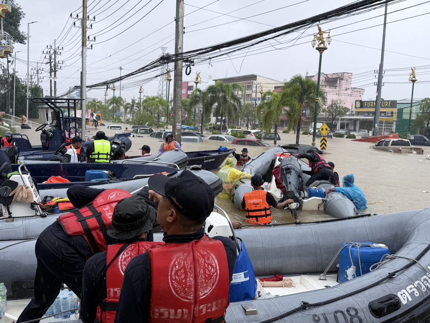 รมว.ธรรมนัส อพยพชาวหาดใหญ่กว่าพันคนออกจากจุดน้ำท่วมหนัก ส่งต่อถึงศูนย์พักพิงอย่างปลอดภัย ยัน พร้อมยืนหยัดเคียงข้าง ปชช.จนทุกอย่างคลี่คลาย 4 S 3522579
