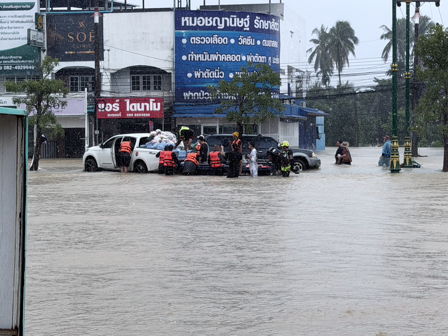 รมว.ธรรมนัส อพยพชาวหาดใหญ่กว่าพันคนออกจากจุดน้ำท่วมหนัก ส่งต่อถึงศูนย์พักพิงอย่างปลอดภัย ยัน พร้อมยืนหยัดเคียงข้าง ปชช.จนทุกอย่างคลี่คลาย 5 S 3522580