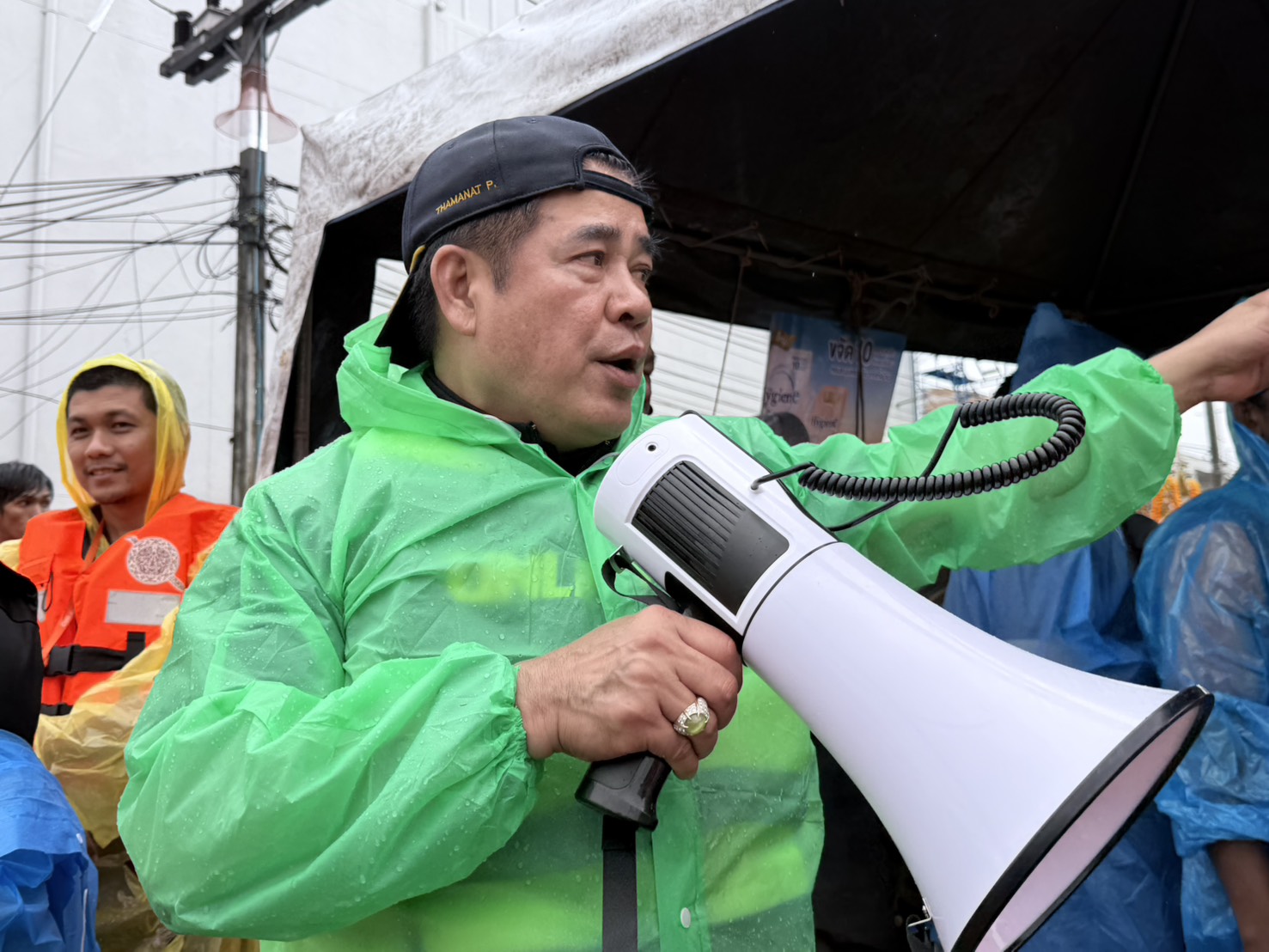 รมว.ธรรมนัส อพยพชาวหาดใหญ่กว่าพันคนออกจากจุดน้ำท่วมหนัก ส่งต่อถึงศูนย์พักพิงอย่างปลอดภัย ยัน พร้อมยืนหยัดเคียงข้าง ปชช.จนทุกอย่างคลี่คลาย 6 S 3522581