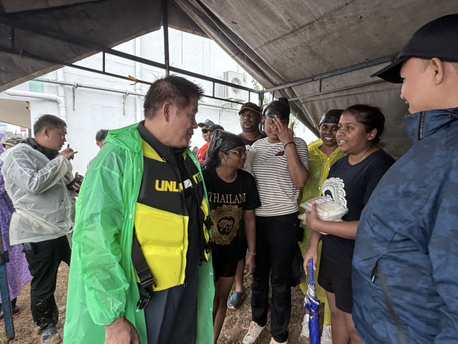 รมว.ธรรมนัส อพยพชาวหาดใหญ่กว่าพันคนออกจากจุดน้ำท่วมหนัก ส่งต่อถึงศูนย์พักพิงอย่างปลอดภัย ยัน พร้อมยืนหยัดเคียงข้าง ปชช.จนทุกอย่างคลี่คลาย 7 S 3522587