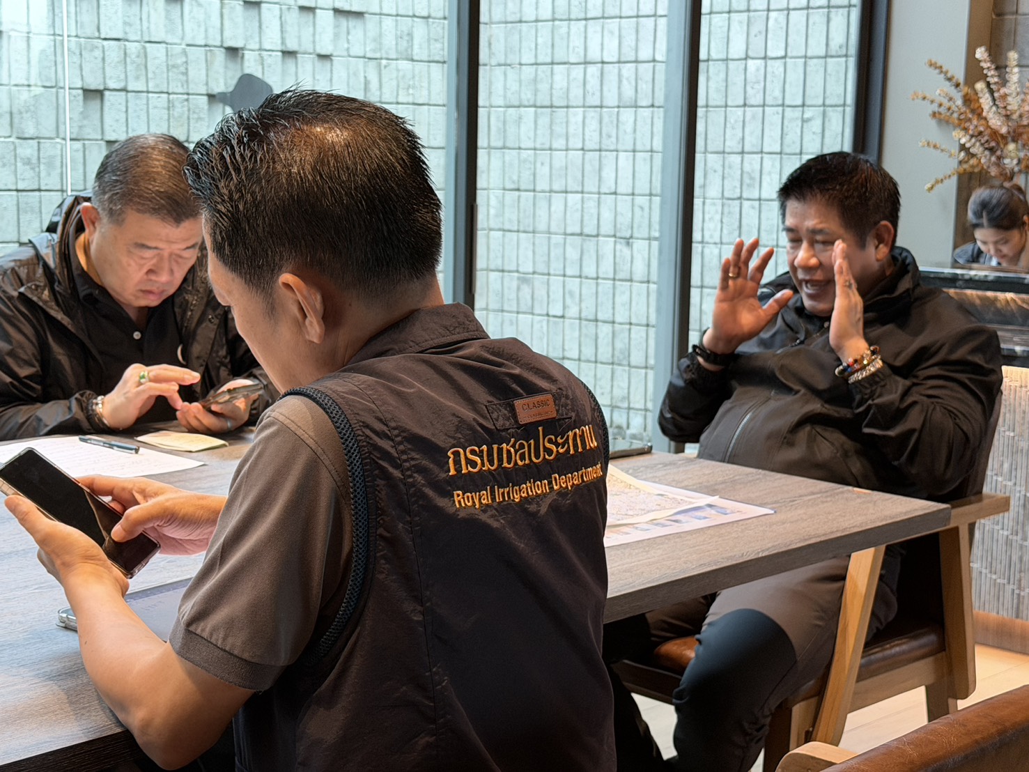 “รองนายกฯ ธรรมนัส”ถกด่วนทุกหน่วย เคลียร์รถกีดขวางเส้นทางอู่ตะเภา เร่งส่งอาหารวันละ 2 หมื่นกล่อง ดูแลผู้ประสบภัยเขต 8 พร้อมเดินหน้าแผนฟื้นฟูหาดใหญ่ 2 S 3571789