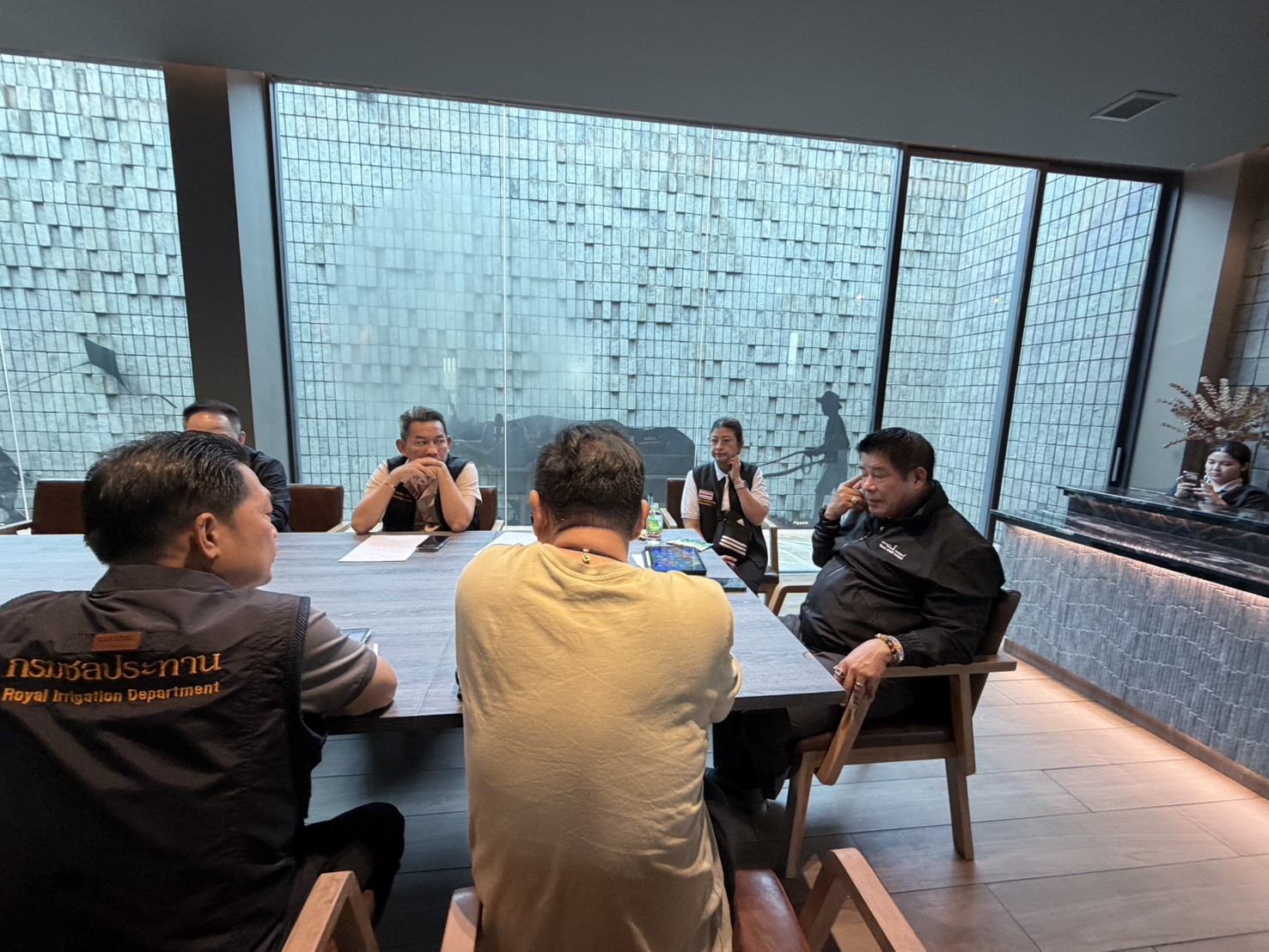 “รองนายกฯ ธรรมนัส”ถกด่วนทุกหน่วย เคลียร์รถกีดขวางเส้นทางอู่ตะเภา เร่งส่งอาหารวันละ 2 หมื่นกล่อง ดูแลผู้ประสบภัยเขต 8 พร้อมเดินหน้าแผนฟื้นฟูหาดใหญ่ 4 S 3571791