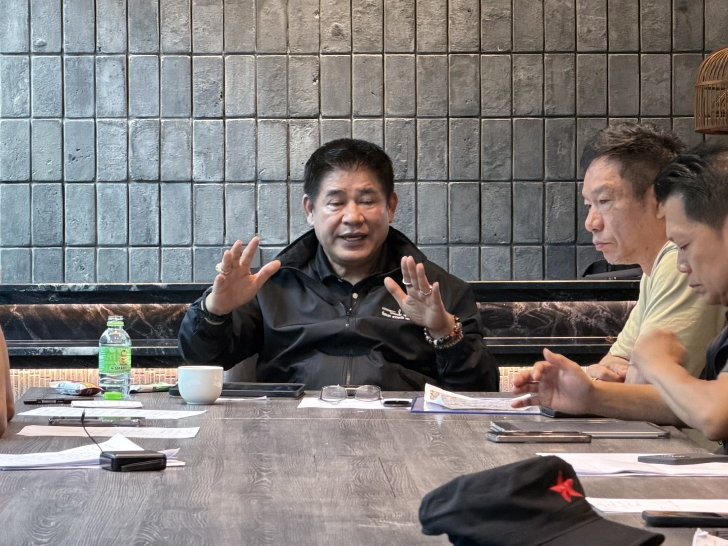 “รองนายกฯ ธรรมนัส”ถกด่วนทุกหน่วย เคลียร์รถกีดขวางเส้นทางอู่ตะเภา เร่งส่งอาหารวันละ 2 หมื่นกล่อง ดูแลผู้ประสบภัยเขต 8 พร้อมเดินหน้าแผนฟื้นฟูหาดใหญ่ 7 S 3571794