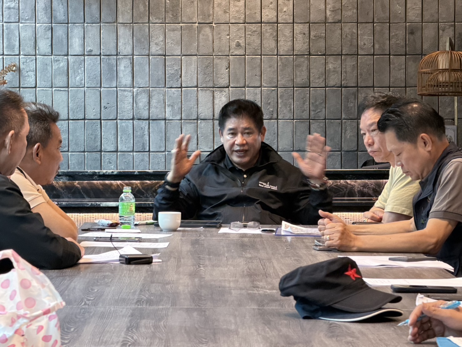 “รองนายกฯ ธรรมนัส”ถกด่วนทุกหน่วย เคลียร์รถกีดขวางเส้นทางอู่ตะเภา เร่งส่งอาหารวันละ 2 หมื่นกล่อง ดูแลผู้ประสบภัยเขต 8 พร้อมเดินหน้าแผนฟื้นฟูหาดใหญ่ 8 S 3571795