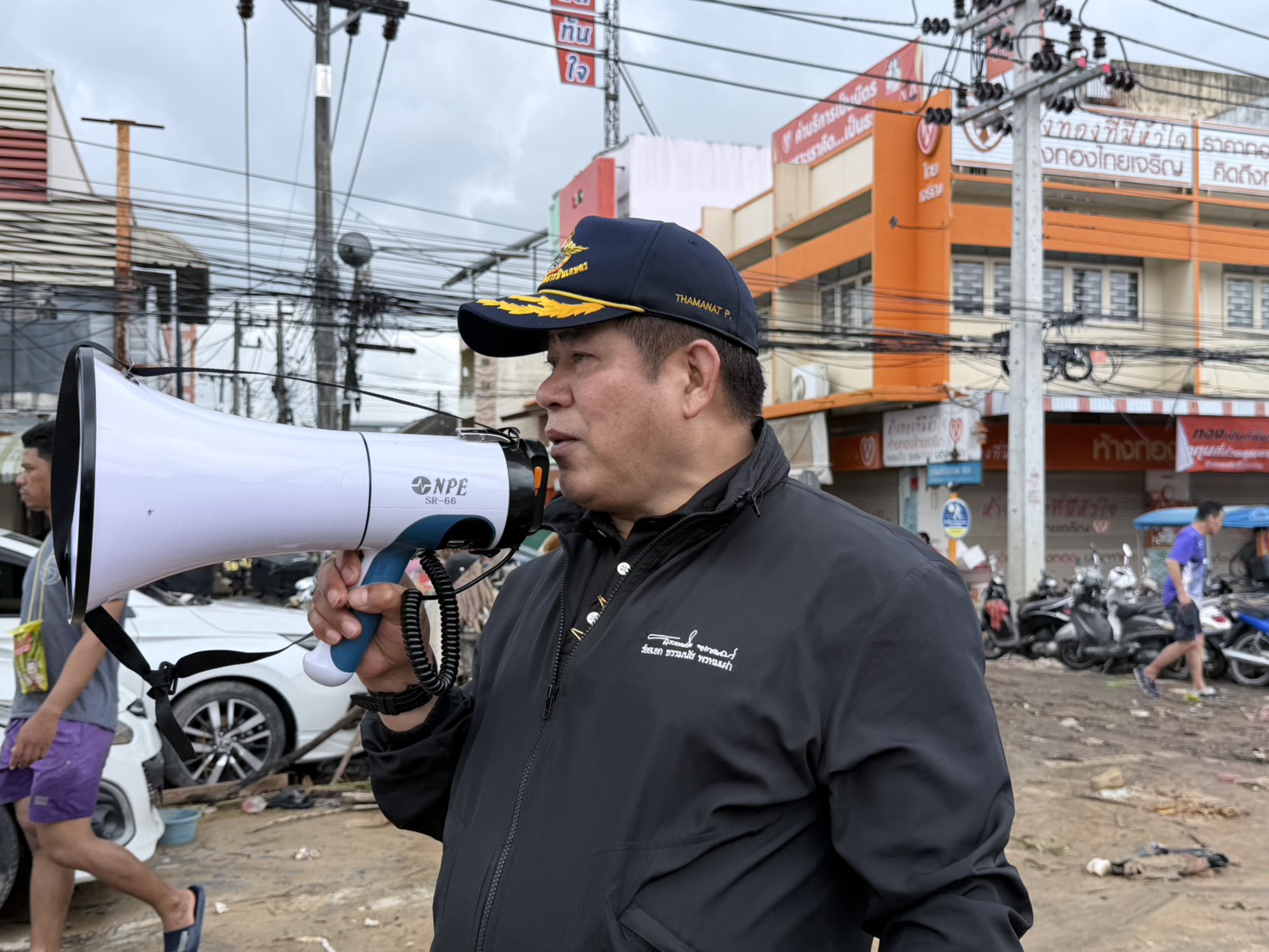 “รองนายกฯ ธรรมนัส”นำกำลังกระทรวงเกษตรฯ เคลียร์เส้นทางรถกีดขวางสะพานคลองอู่ตะเภา เปิดช่องทางสัญจร–ลำเลียงอาหารเข้าพื้นที่เดือดร้อน 2 S 3645452