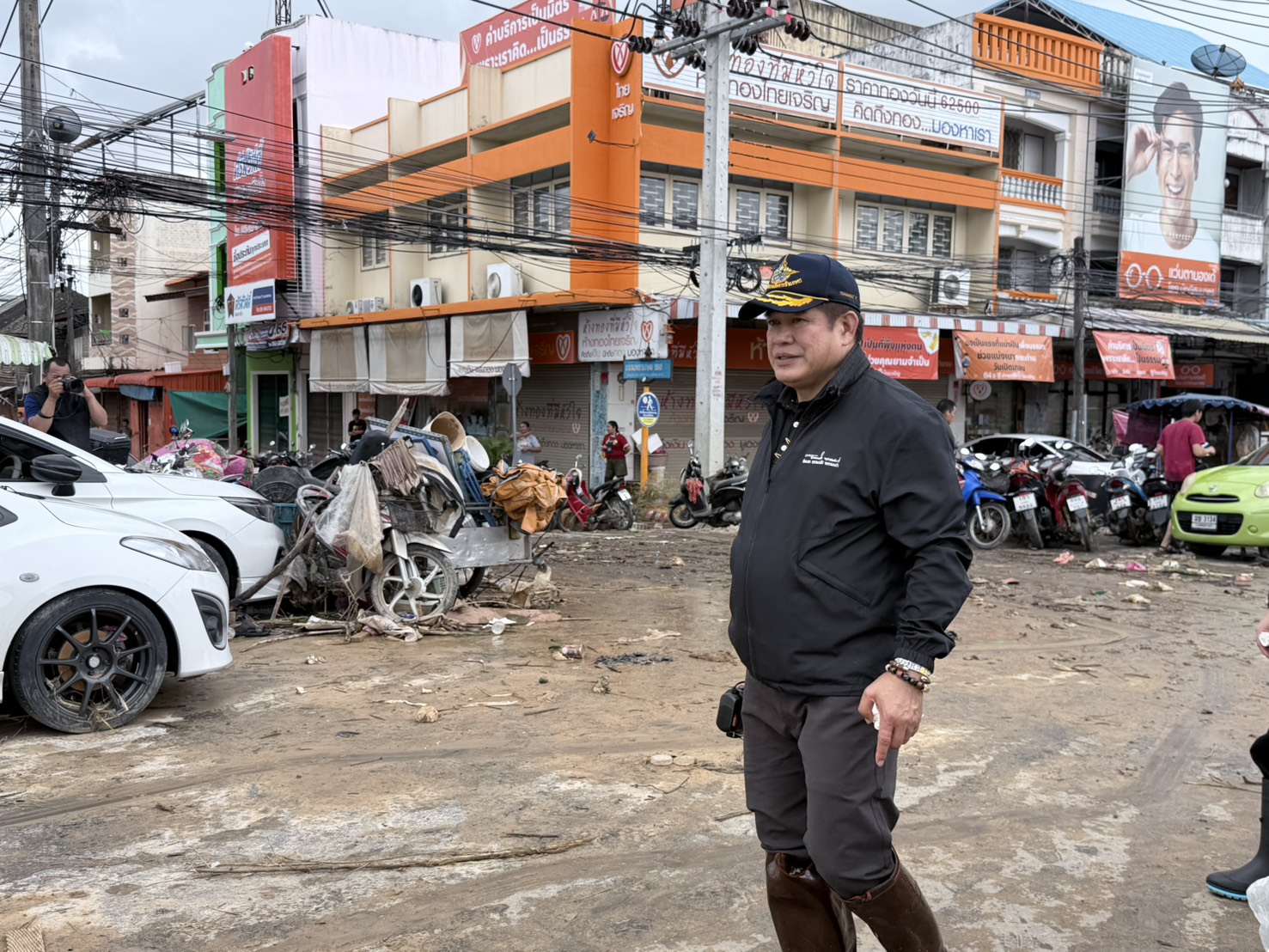 “รองนายกฯ ธรรมนัส”นำกำลังกระทรวงเกษตรฯ เคลียร์เส้นทางรถกีดขวางสะพานคลองอู่ตะเภา เปิดช่องทางสัญจร–ลำเลียงอาหารเข้าพื้นที่เดือดร้อน 3 S 3645453