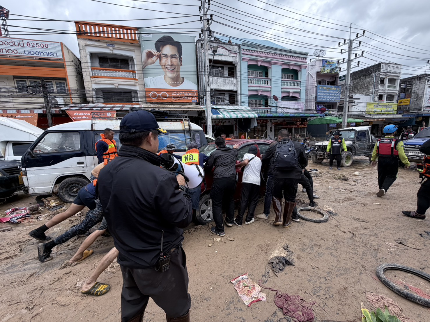 “รองนายกฯ ธรรมนัส”นำกำลังกระทรวงเกษตรฯ เคลียร์เส้นทางรถกีดขวางสะพานคลองอู่ตะเภา เปิดช่องทางสัญจร–ลำเลียงอาหารเข้าพื้นที่เดือดร้อน 5 S 3645456