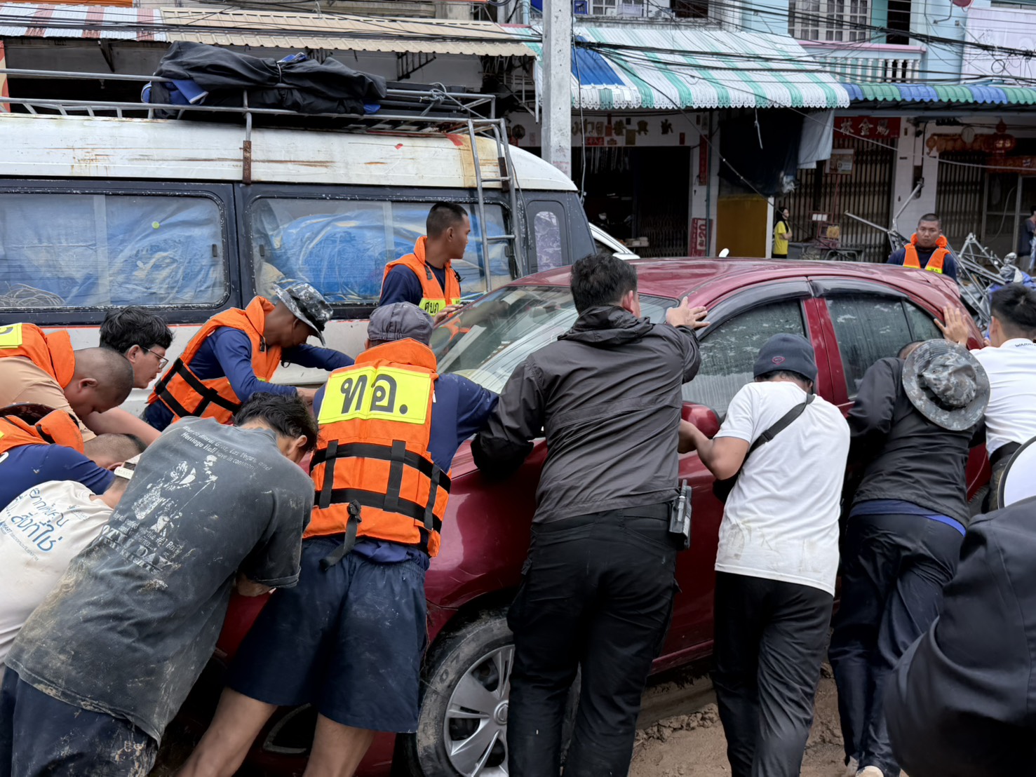 “รองนายกฯ ธรรมนัส”นำกำลังกระทรวงเกษตรฯ เคลียร์เส้นทางรถกีดขวางสะพานคลองอู่ตะเภา เปิดช่องทางสัญจร–ลำเลียงอาหารเข้าพื้นที่เดือดร้อน 6 S 3645473