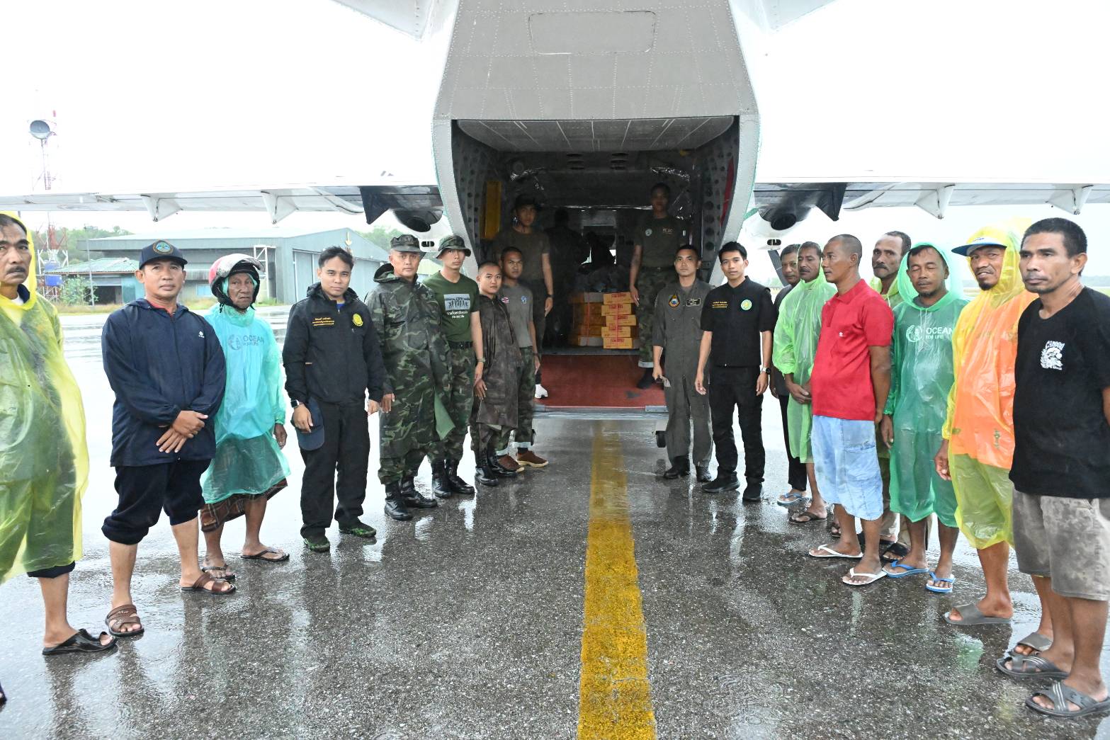 รมช.อามินทร์ ระดมกำลังเจ้าหน้าที่ ก.เกษตรฯ ลำเลียงเสบียงจากเครื่องบินฝนหลวงฯ กระจายสู่ 3 จังหวัดชายแดนใต้ เร่งบรรเทาความเดือดร้อนประชาชน 3 S 48103443