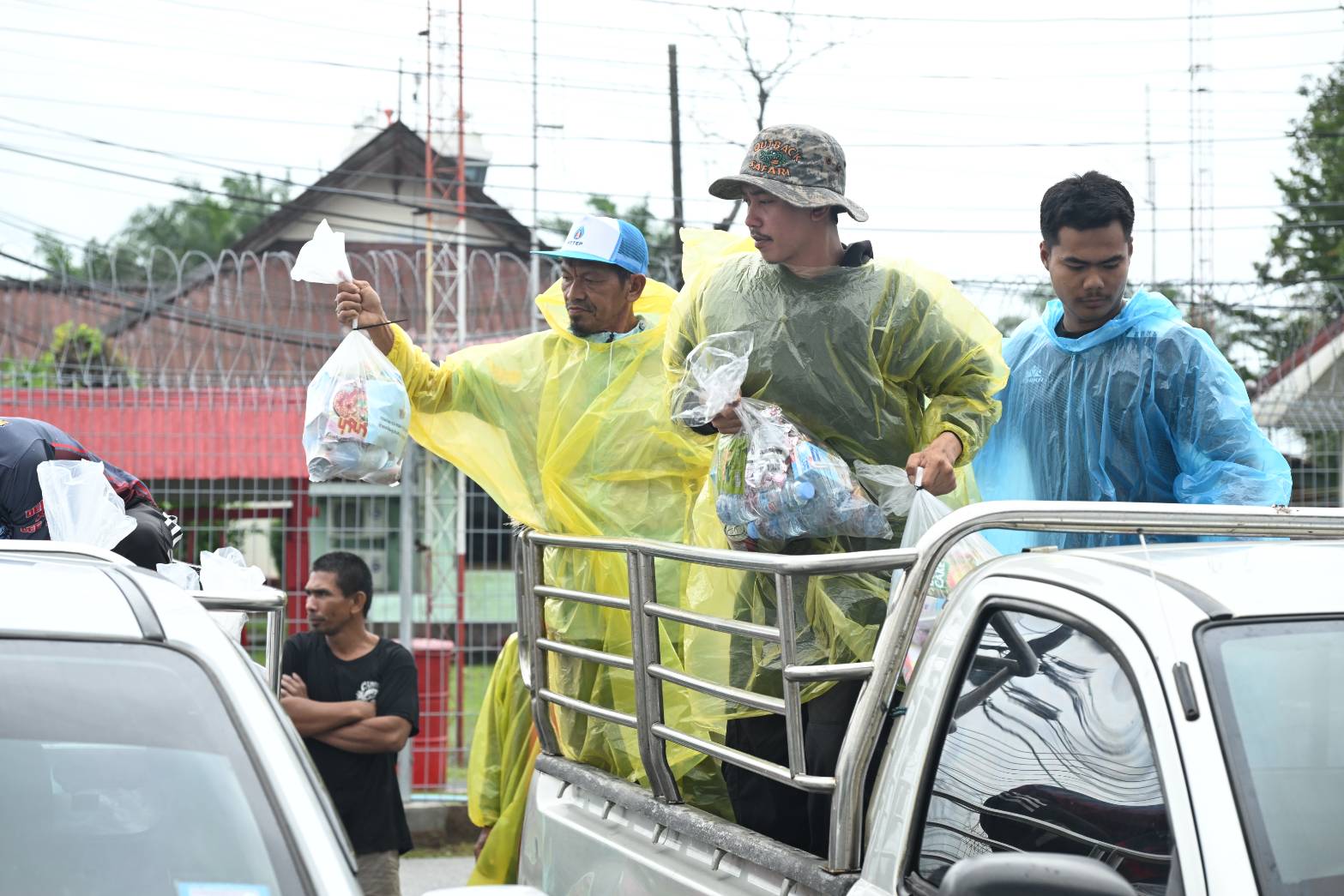 รมช.อามินทร์ ระดมกำลังเจ้าหน้าที่ ก.เกษตรฯ ลำเลียงเสบียงจากเครื่องบินฝนหลวงฯ กระจายสู่ 3 จังหวัดชายแดนใต้ เร่งบรรเทาความเดือดร้อนประชาชน 4 S 48103449