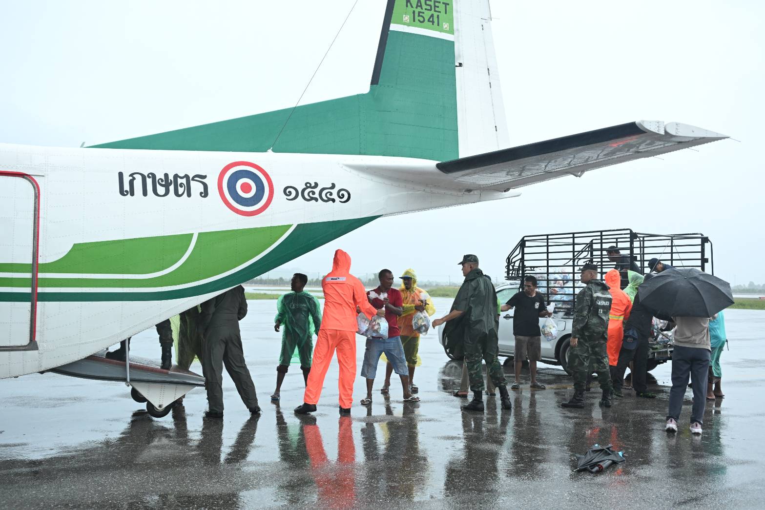 รมช.อามินทร์ ระดมกำลังเจ้าหน้าที่ ก.เกษตรฯ ลำเลียงเสบียงจากเครื่องบินฝนหลวงฯ กระจายสู่ 3 จังหวัดชายแดนใต้ เร่งบรรเทาความเดือดร้อนประชาชน 6 S 48103466