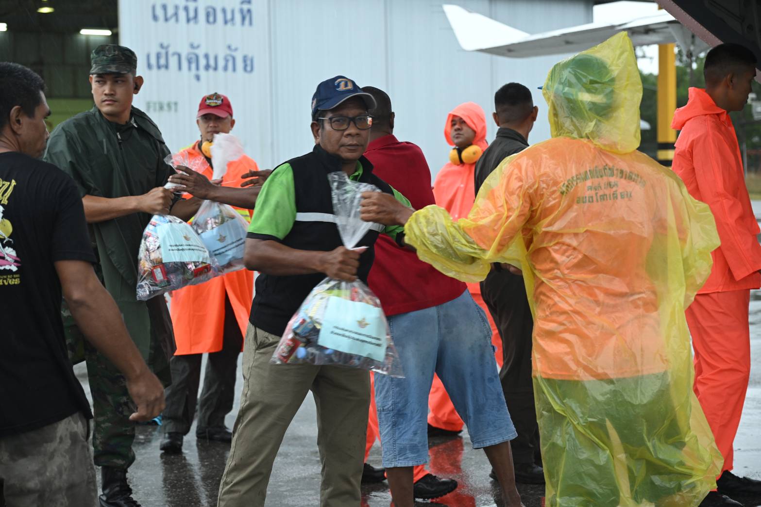 รมช.อามินทร์ ระดมกำลังเจ้าหน้าที่ ก.เกษตรฯ ลำเลียงเสบียงจากเครื่องบินฝนหลวงฯ กระจายสู่ 3 จังหวัดชายแดนใต้ เร่งบรรเทาความเดือดร้อนประชาชน 7 S 48103469