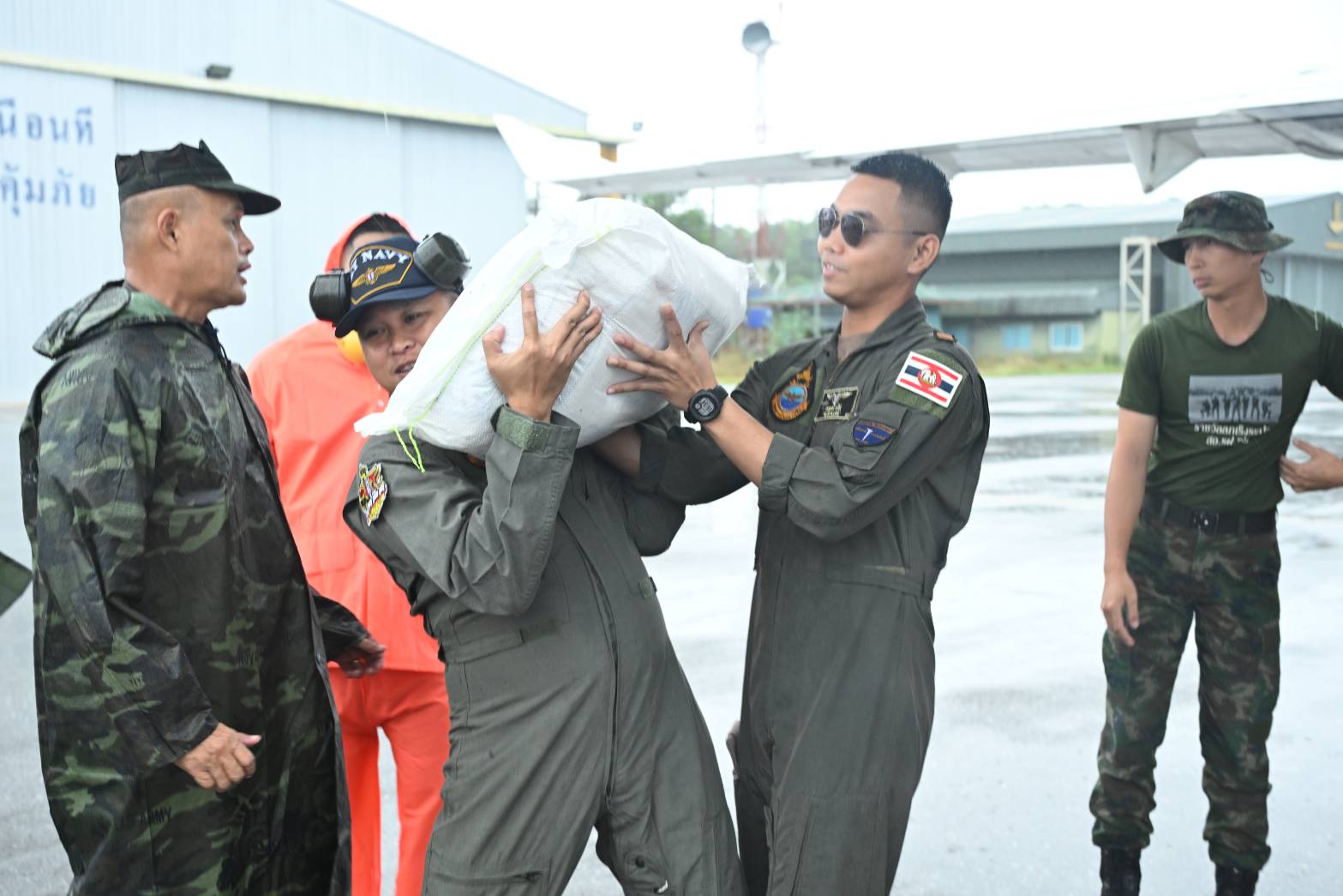 รมช.อามินทร์ ระดมกำลังเจ้าหน้าที่ ก.เกษตรฯ ลำเลียงเสบียงจากเครื่องบินฝนหลวงฯ กระจายสู่ 3 จังหวัดชายแดนใต้ เร่งบรรเทาความเดือดร้อนประชาชน 8 S 48103472