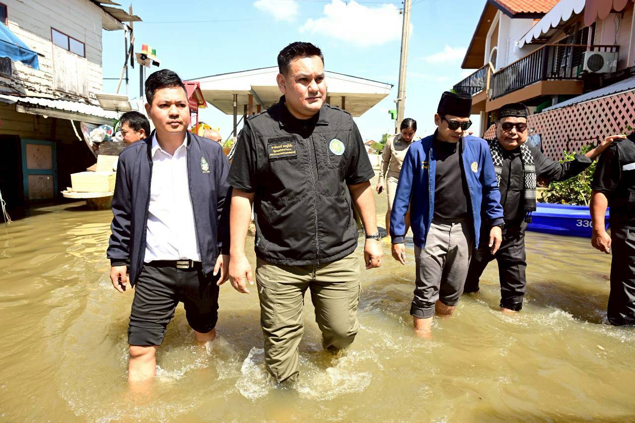 รมช.อามินทร์ ระดมกำลังเจ้าหน้าที่ ก.เกษตรฯ ลำเลียงเสบียงจากเครื่องบินฝนหลวงฯ กระจายสู่ 3 จังหวัดชายแดนใต้ เร่งบรรเทาความเดือดร้อนประชาชน 2 S 48103509