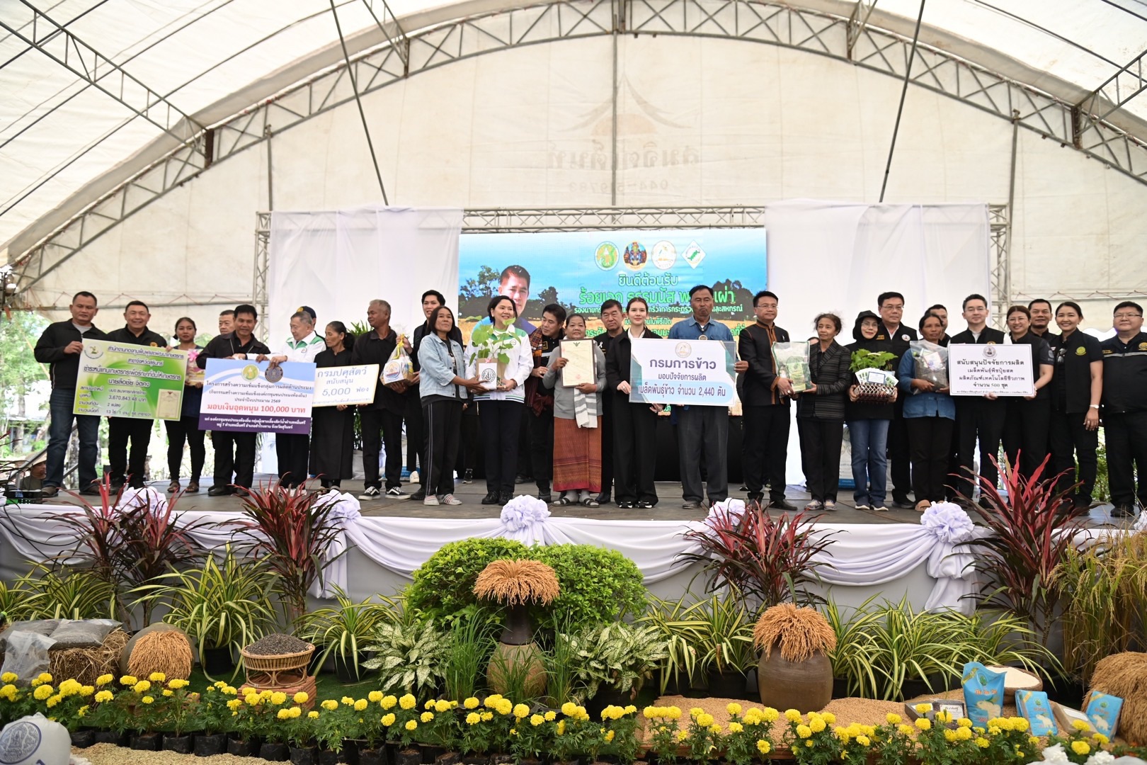 รมว.ธรรมนัส นำคณะผู้บริหารกระทรวงเกษตรฯ ลุย! สุรินทร์ ขับเคลื่อนโครงการยกระดับคุณภาพข้าวหอมมะลิเน้นพัฒนาคุณภาพข้าว ผลักดันการส่งออก พร้อมเร่งพัฒนาแหล่งน้ำเพื่ออุปโภค-บริโภค 3 S 494174239