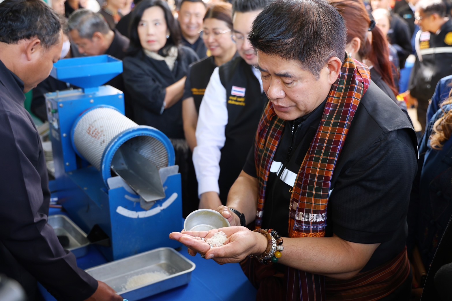 รมว.ธรรมนัส นำคณะผู้บริหารกระทรวงเกษตรฯ ลุย! สุรินทร์ ขับเคลื่อนโครงการยกระดับคุณภาพข้าวหอมมะลิเน้นพัฒนาคุณภาพข้าว ผลักดันการส่งออก พร้อมเร่งพัฒนาแหล่งน้ำเพื่ออุปโภค-บริโภค 5 S 494174244