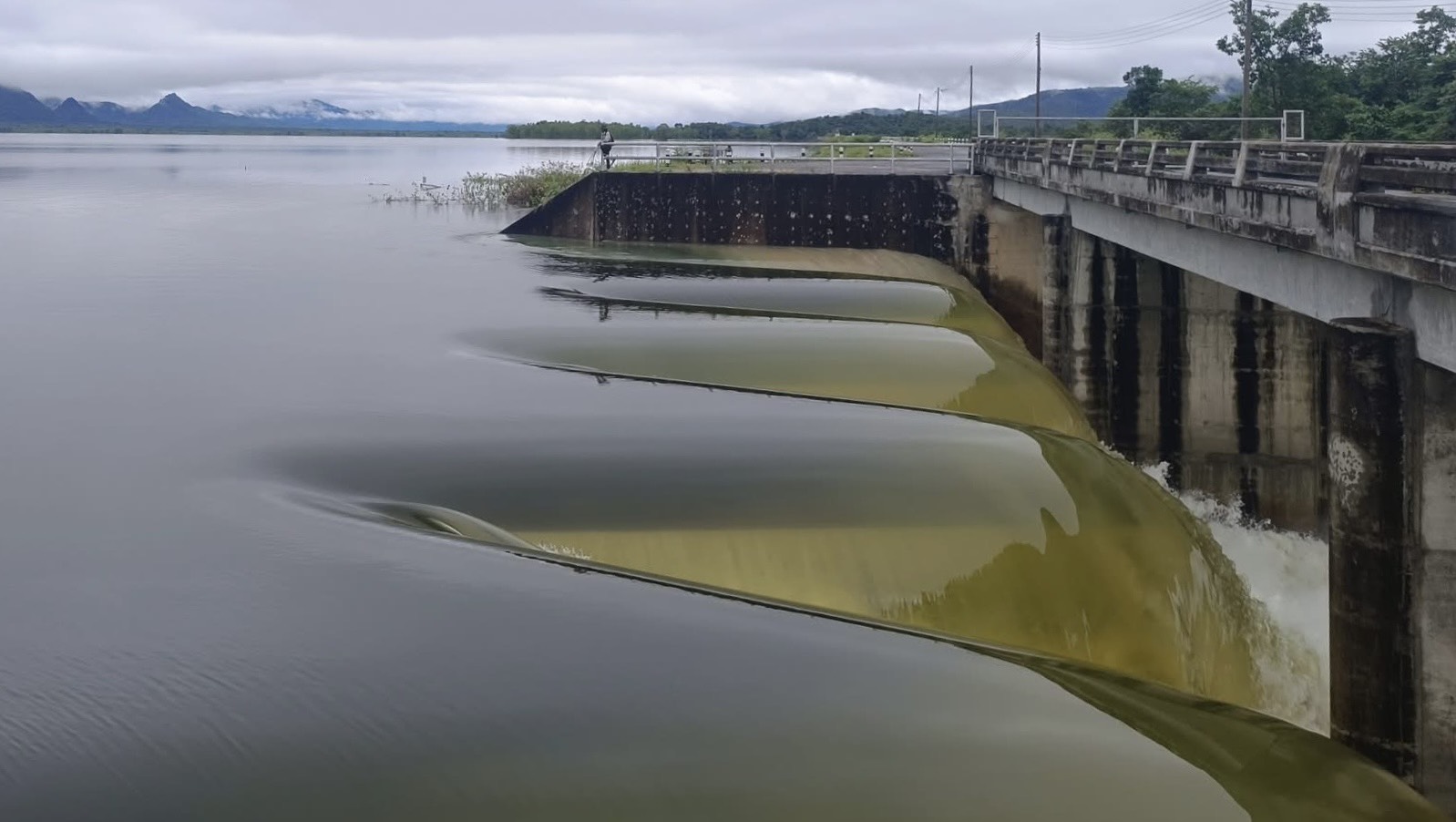 ฝนถล่มสุโขทัย ทำน้ำล้นสปิลเวย์อ่างเก็บน้ำ 2 S 60317723