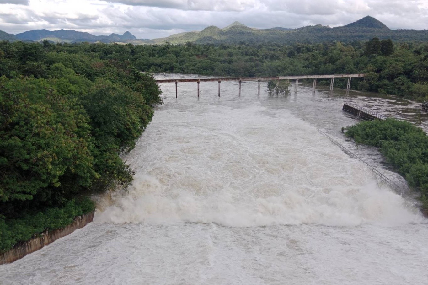 ฝนถล่มสุโขทัย ทำน้ำล้นสปิลเวย์อ่างเก็บน้ำ 3 S 60317724